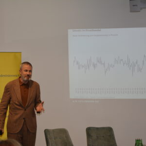 Carl Tillessen referierte über den Kleidungskonsum.