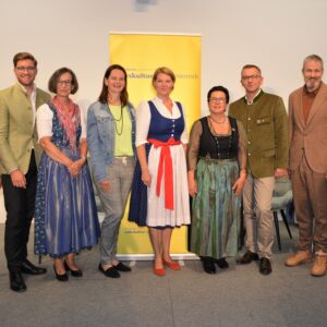 Stadtrat Andreas Pum, Geschäftsführer Volkskultur Steiermark Simon Koiner, Thekla Weissengruber, Oberösterreichisches Landesmuseum, Bürgermeisterin von St. Valentin Kerstin Suchan-Mayr, Volkskultur Niederösterreich-Geschäftsführerin Manuela Göll, Schneiderin Michaela Wurz, Landesinnungsmeister Andreas Anibas, Trendanalyst Carl Tillessen und Holdinggeschäftsführer Martin Lammerhuber, Kultur.Region.Niederösterreich bei der Podiumsdiskussion aufdirndln im Valentinum in St. Valentin.