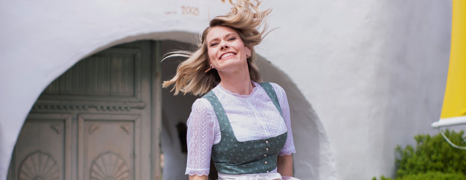 Junge Frau im Dirndl