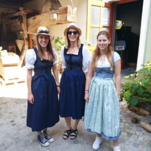 Dirndlgwandsonntag in Arnsdorf: Aurelia und Claudia Schildböck im Wachauer Alltagsdirndl und Miriam Zizala