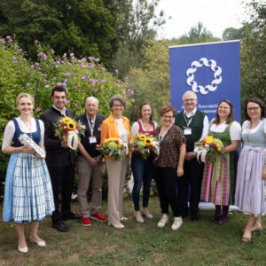 Referentin Kathrin Zechner, ÖBV-Landesobmann Bernhard Thain, Vizepräsident Günther Lippitz, Referentin Christine Haiden, Monika Leichtfried, Volkstanzgruppe Kürnberg, Vizepräsidentin Ulrike Bitschnau, Präsident Rupert Klein, Desiree Lirnberger, Obmannstv. der Österreichischen Trachtenjugend, Vizepräsidentin Walli Ablinger-Ebner bei der Bundestagung der Österreichischen Trachten- und Heimatvereine.