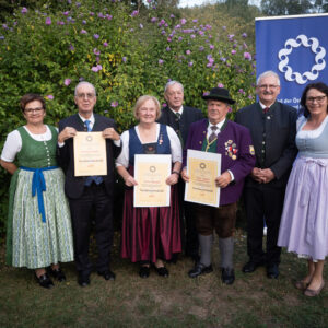 Verdienstmedaille des Bundes in Gold – v.l.n.r.: Vizepräsidentin des Bundes der Österreichischen Trachten- und Heimatverbände Ulrike Bitschnau, Gerhard Müller (Niederösterreich), Grete Hammel (Niederösterreich), Vizepräsident Ing. Günther Lippitz, Kons. August Niederbrucker (Salzkammergut), Präsident des Bundes der Österreichischen Trachten- und Heimatverbände Rupert Klein, Vizepräsidentin Walli Ablinger-Ebner