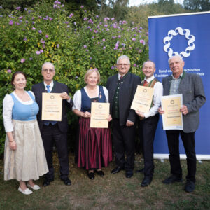 Landesobfrau Angelika Keiblinger, Landesverband Volkskultur Niederösterreich, ehemaliger Obmann Gerhard Müller, Ehrenobfrau der Goldhaubenfrauen Grete Hammel, Präsident Rupert Klein, Franz Steininger und Karl Gastecker, die eine Ehrung des Bundesverbands erhielten.