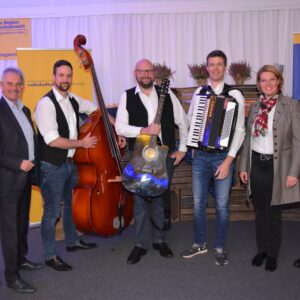 Radio NÖ-Chef Karl Trahbüchler, Landtagspräsident Karl Wilfing, Bernhard Weiss, Peter Friedrich und Martin Stöger – die Kellergassen Combo – und Volkskultur Niederösterreich-Chefin Manuela Göll und ORF NÖ Landesdirektor Alexander Hofer.