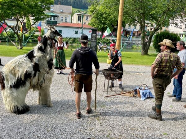 Habergoaß mit Goaßl-Treiber, Sennerin und Holzknechten