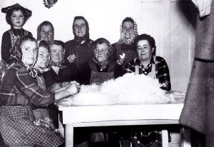 Frauen sangen bei der Arbeit - hier beim Federnschleiß´n. Foto: NÖ Volksliedarchiv