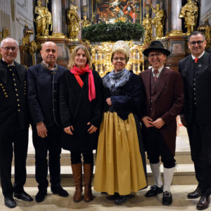 Ewald Sacher, Werkskapelle VOEST-Alpine, Gemeinderat in Krems Cornel-Constantin Prejban, Cornelia Pesendorfer, Leiterin des Chors CHORyphäen, Elfi Schweiger, die mit Lesungen durch den Nachmittag führte, Poldi Denk, Leiter des Chors Krems-Lerchenfeld, und Harald Froschauer, Geschäftsfüher der Volkskultur Niederösterreich beim Wachauer Adventsingen in der Pfarrkirche St. Veit in Krems.