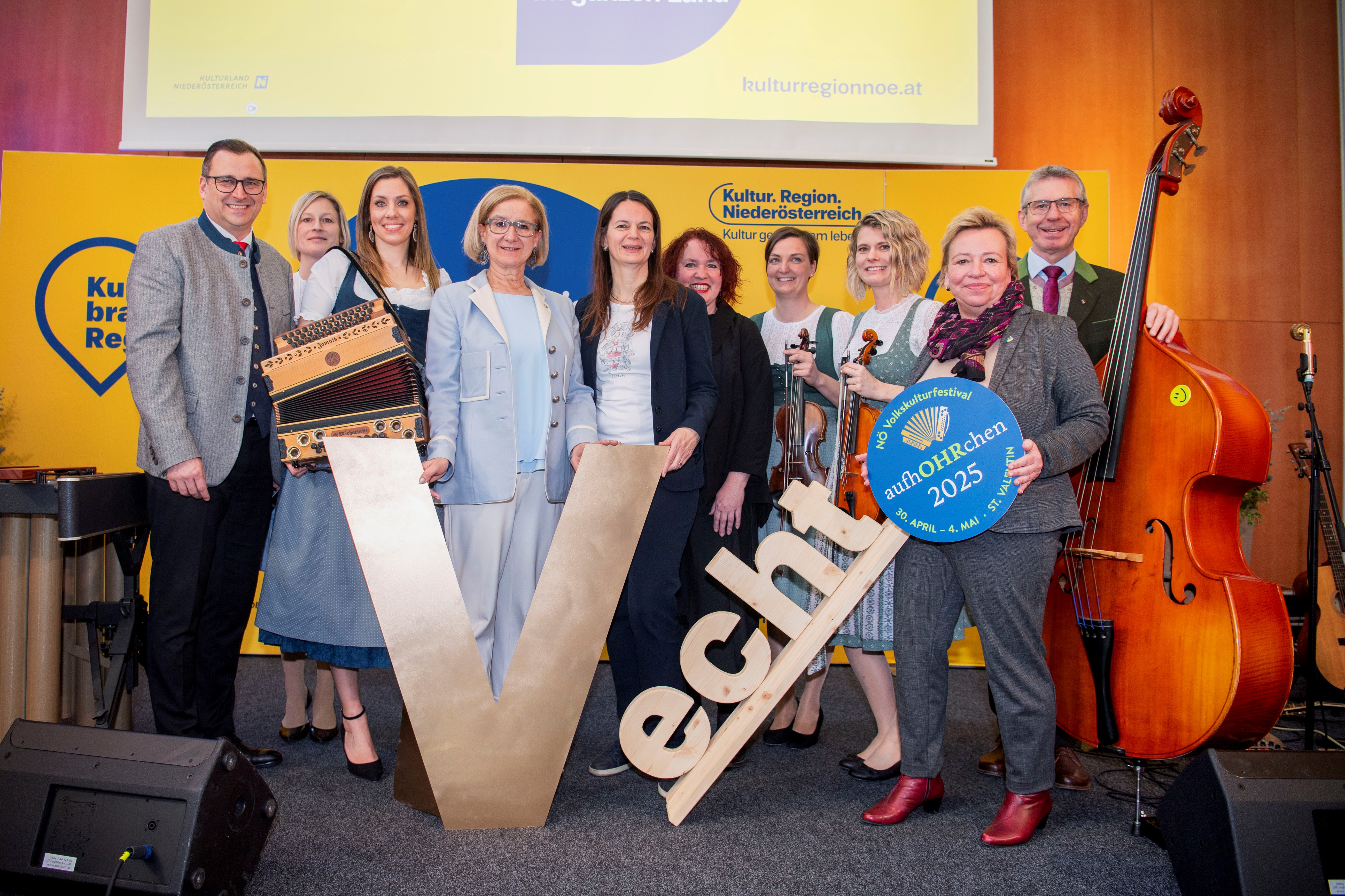 Harald Froschauer, Geschäftsführer der Volkskultur Niederösterreich, Michaela Fürnschlief, Vorstadtgeiger, Landeshauptfrau Johanna Mikl-Leitner, aufhOHRchen-Bürgermeisterin Kerstin Suchan-Mayr, Uta Matschiner, Museum St. Valentin, Magdalena Pfaffeneder, Julia Schenkermayer, Julia Weichselbaumer, Gemeinderätin Birgit Seiler und Franz Huber von den Vorstadtgeigern freuen sich schon auf aufhOHRchen in St. Valentin.