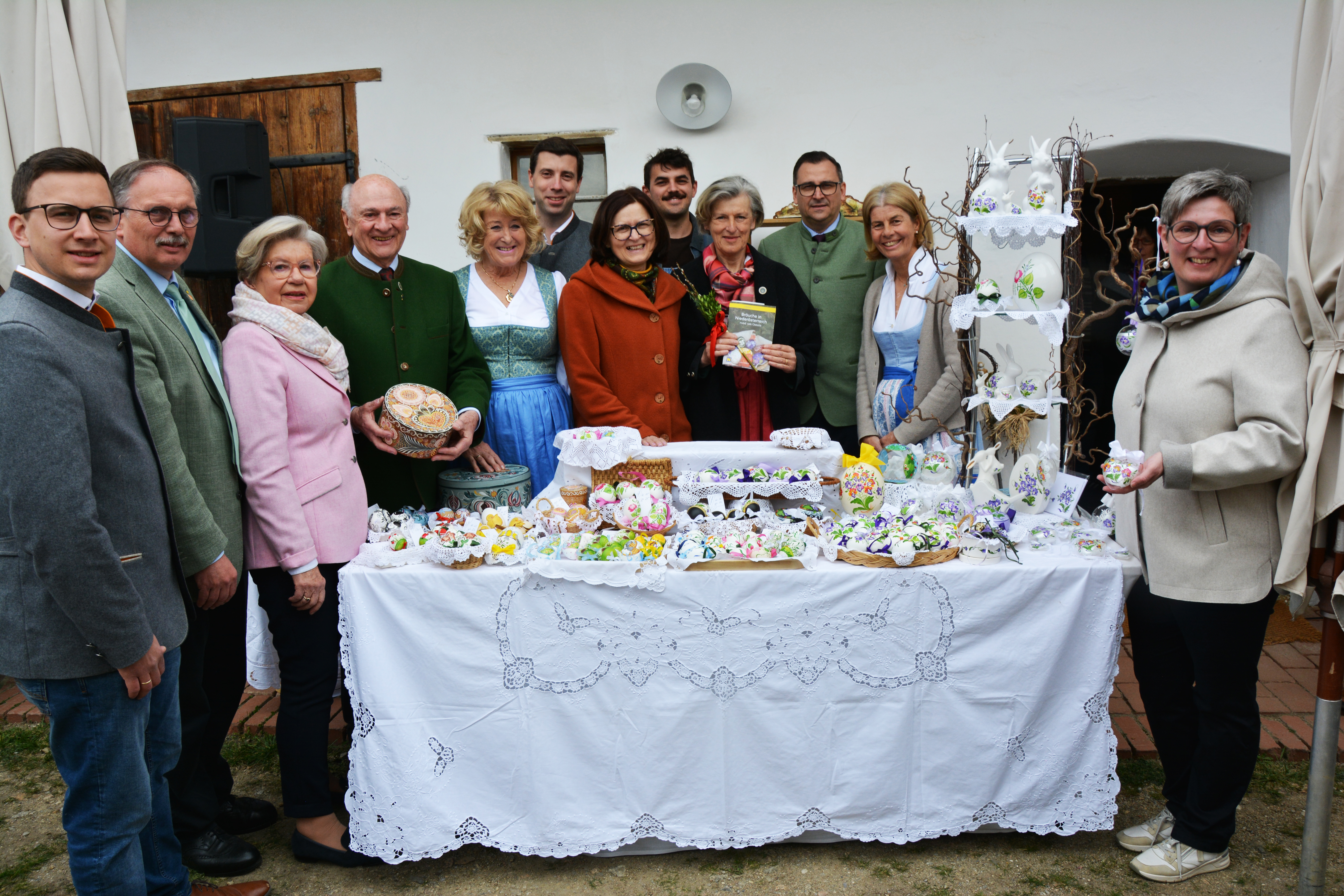 Bürgermeister Stefan Schröter, Landtagsabgeordneter Richard Hogl, Sissi und Erwin Pröll, Elisabeth Edlinger, Bürgermeister Florian Hinteregger, Bürgermeisterin Irmtraud Traxler, Nathan A. Streibel, Dorli Draxler, Volkskultur Niederösterreich-Geschäftsführer Harald Froschauer, Standortleiterin Doris Buchmann und Bürgermeisterin Daniela Hagenbüchl-Schabl beim Ostermarkt im Brandlhof.