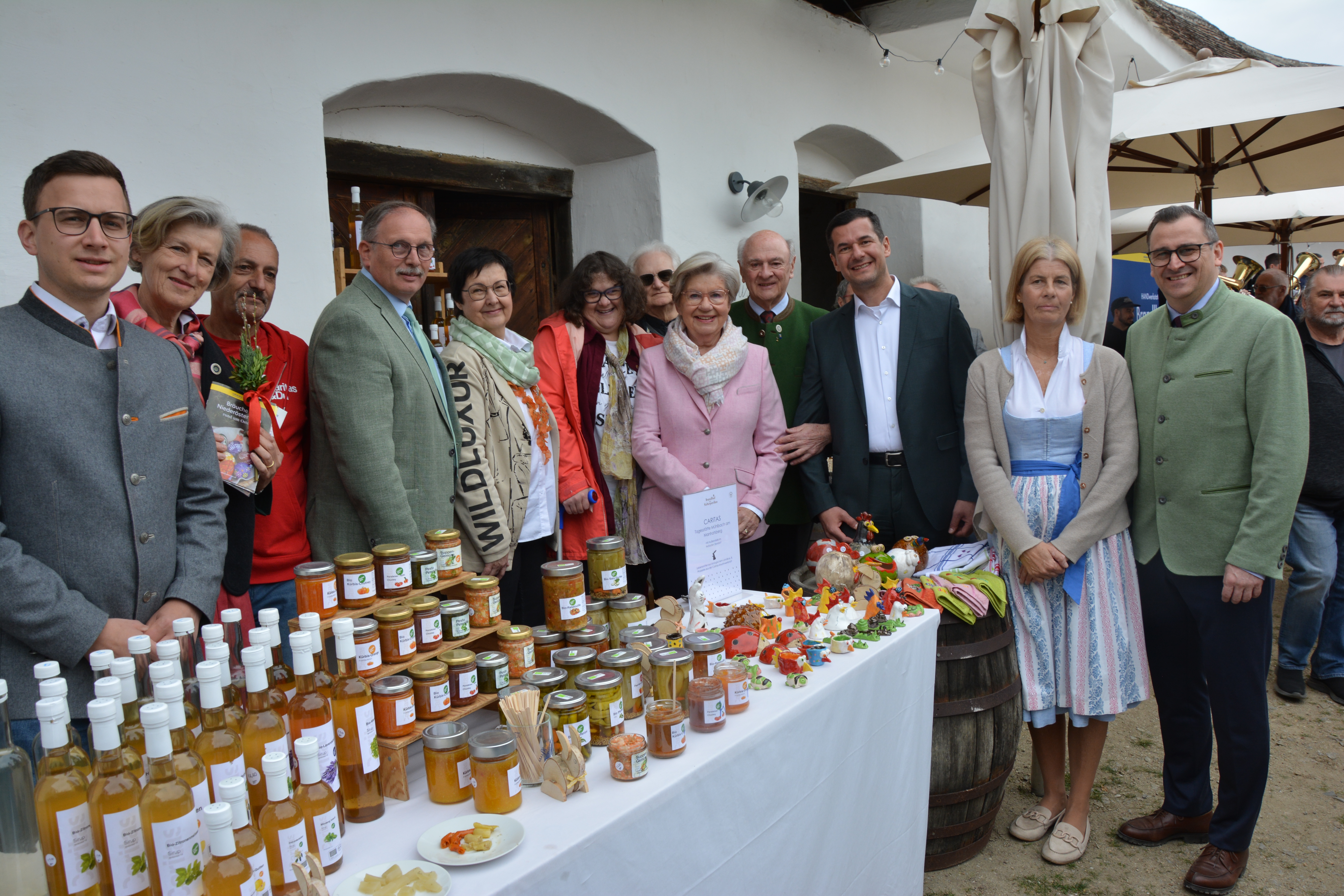 Bürgermeister Stefan Schröter, Dorli Draxler und Landtagsabgeordneter Richard Hogl mit Mitarbeitern der Caritas Mühlbach am Manhartsberg, Pfarrer Pater Edmund Tanzer, Sissi und Erwin Pröll, Leiter der Caritas Weinviertel Thomas Krottendorfer, Standortleiterin Doris Buchmann und Volkskultur Niederösterreich-Geschäftsführer Harald Froschauer.