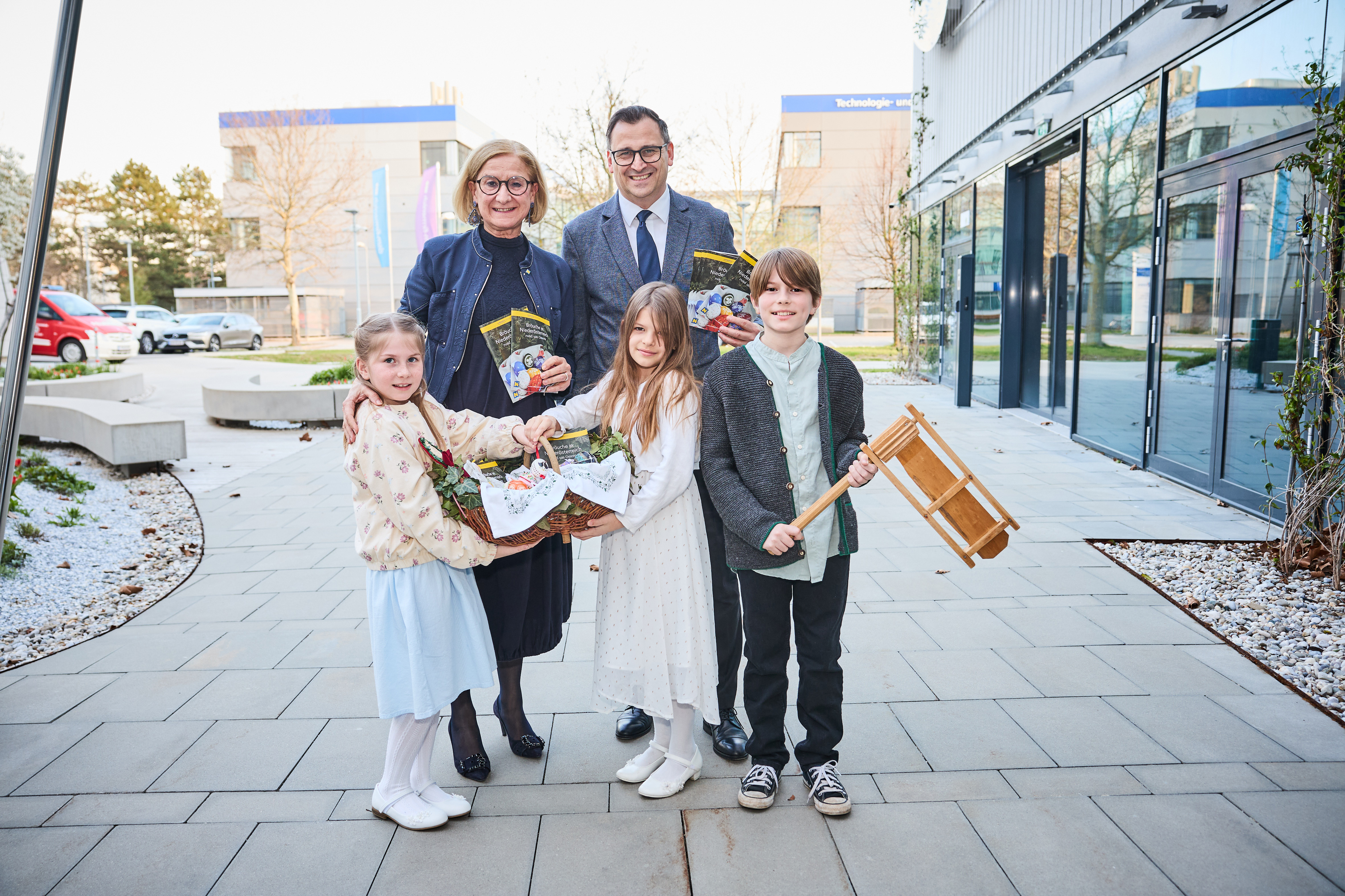 Landeshauptfrau Johanna Mikl-Leitner und Volkskultur Niederösterreich Geschäftsführer Harald Froschauer mit Anna Ostermann, Romy Fink und Gregor Ostermann und der neuen Broschüre der Volkskultur Niederösterreich über Osterbräuche.
