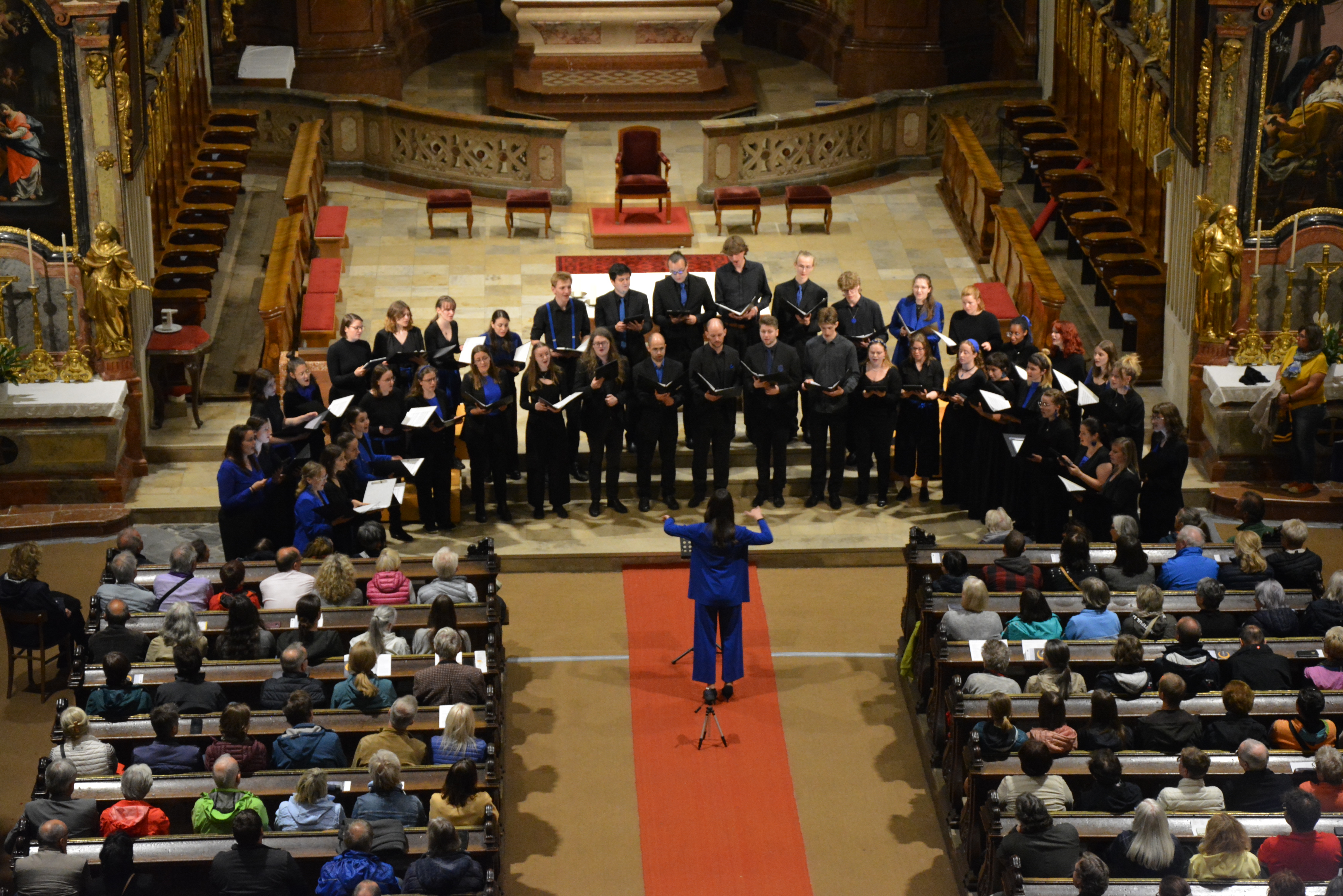 Der Landesjugendchor Niederösterreich in der Stadtpfarrkirche St. Veit.