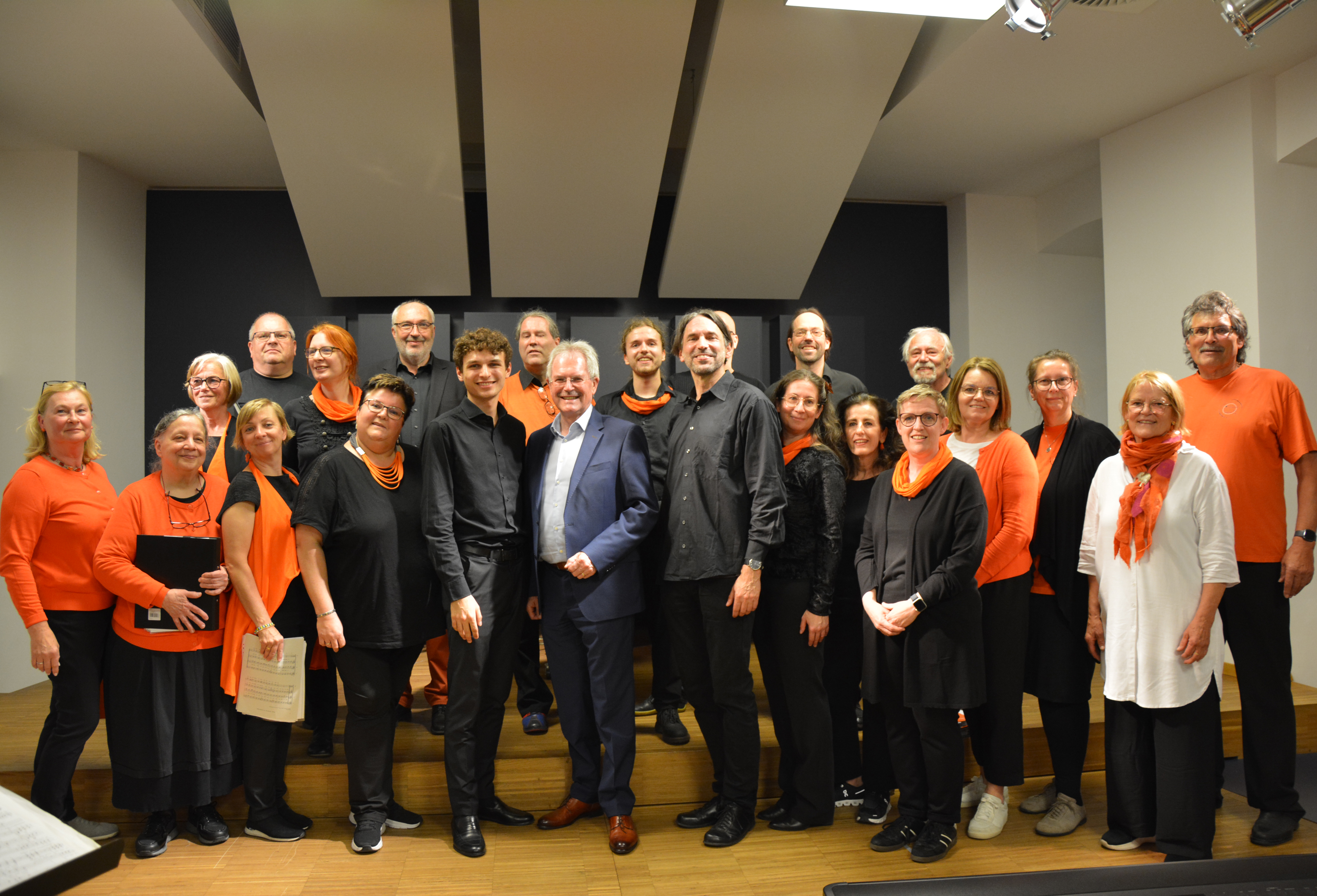 Landtagspräsident Karl Wilfing mit dem Gospelchor Wetterkreuz unter der Leitung von Jonas Langhammer und Johannes Sterkl.