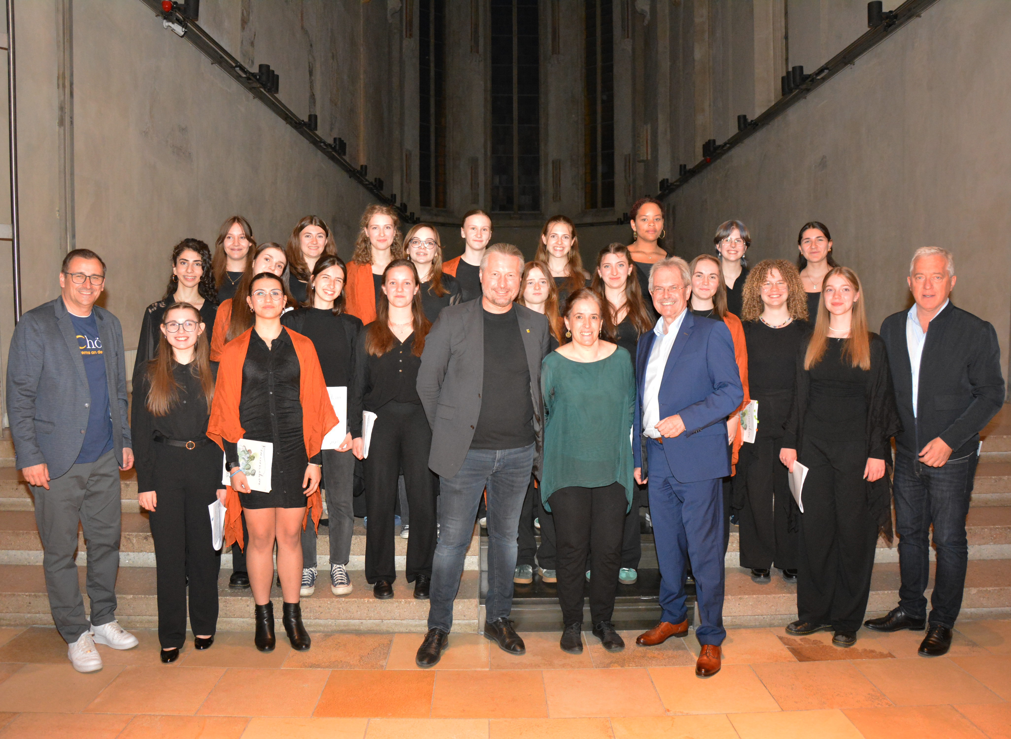 Mit dem BORG St. Pölten Frauenchor unter der Leitung von Esther Font-Bardolet in der Dominikanerkirche: Volkskultur Niederösterreich-Geschäftsführer Harald Froschauer, Bürgermeister von Krems Peter Molnar, Landtagspräsident Karl Wilfing und Kultur.Region.Niederösterreich-Holdinggeschäftsführer Martin Lammerhuber.