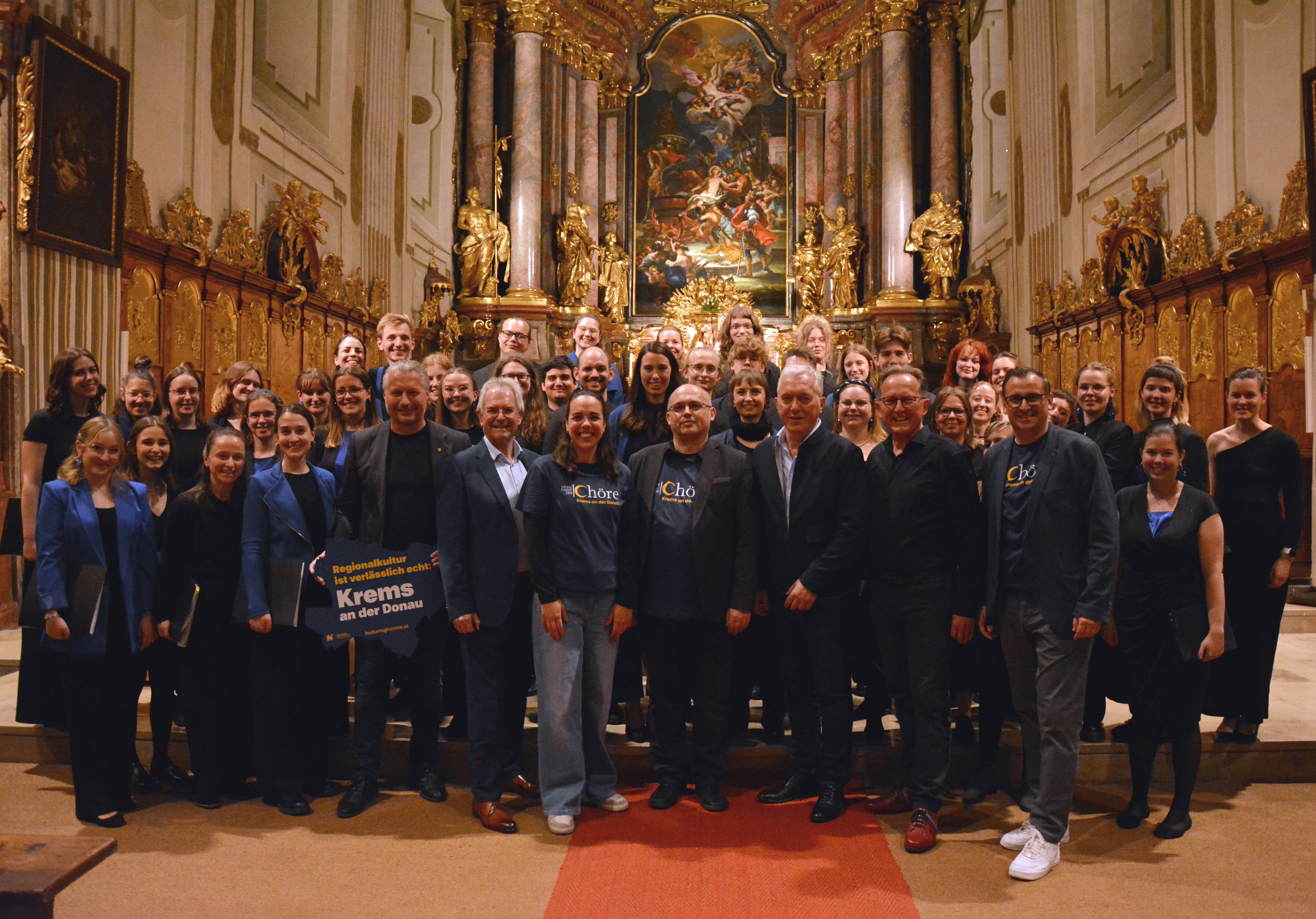 Bürgermeister von Krems Peter Molnar, Landtagspräsident Karl Wilfing, Birgit Schwarzenberger, Vokalakademie NÖ, Gerhard Eidher, Chorverband NÖ, Martin Lammerhuber, Holdinggeschäftsführer der Kultur.Region.Niederösterreiich, Moderator Erhard Mann und Volkskultur Niederösterreich-Geschäftsführer Harald Froschauer beim großen Finale der Langen Nacht der Chöre mit dem Landesjugendchor Niederösterreich.