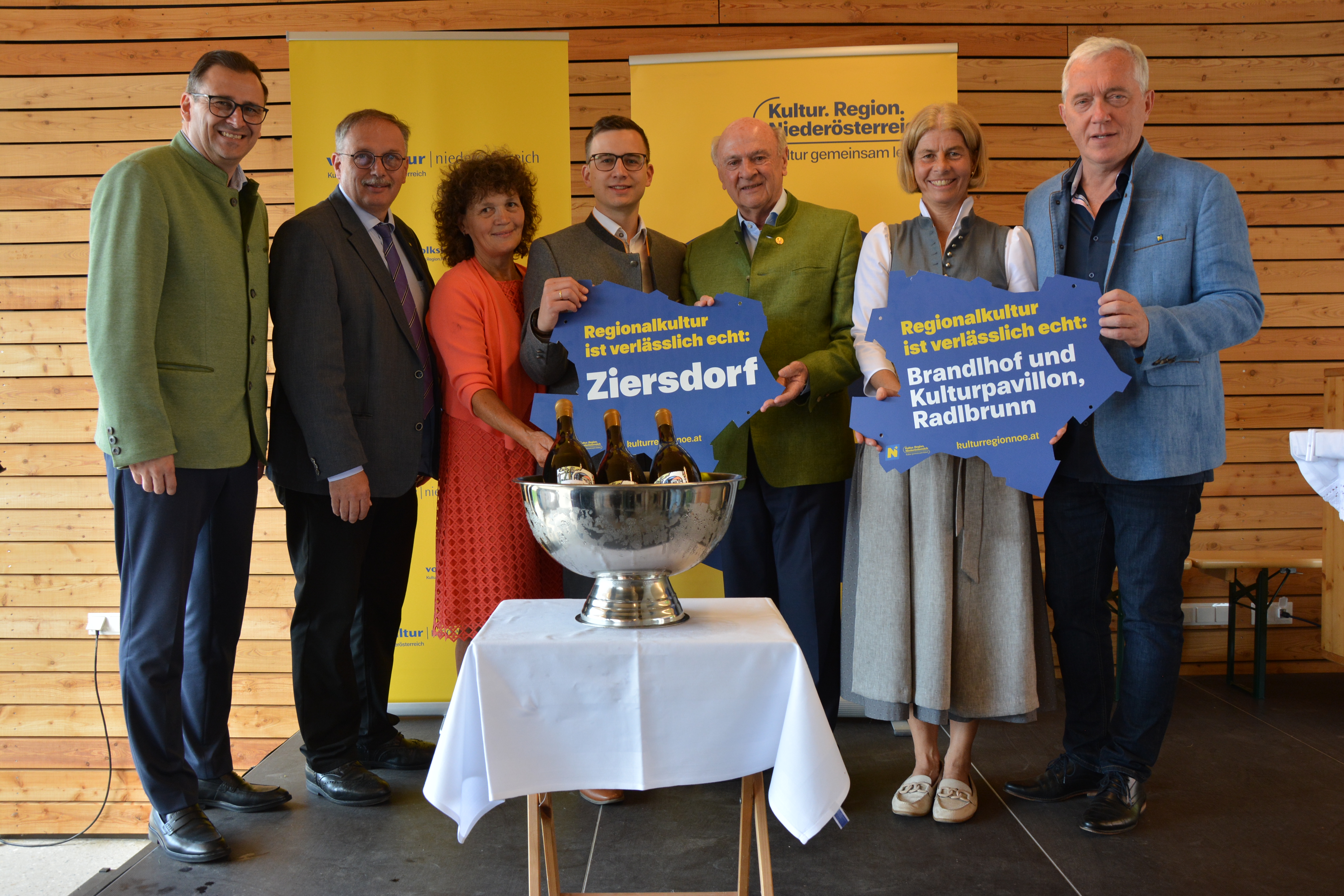 Volkskultur Niederösterreich-Geschäftsführer Harald Froschauer, Landtagsabgeordneter Richard Hogl, Vizebürgermeisterin Waltraud Kronawetter und Bürgermeister Stefan Schröter, Aufsichtsratsvorsitzender der Kultur.Region.Niederösterreich und Landeshauptmann a.D. Erwin Pröll, Standortleiterin Doris Buchmann und Holdinggeschäftsführer der Kultur.Region.Niederösterreich Martin Lammerhuber freuten sich über den großen Erfolg des 1. NÖ Nostalgiemarktes in Radlbrunn.