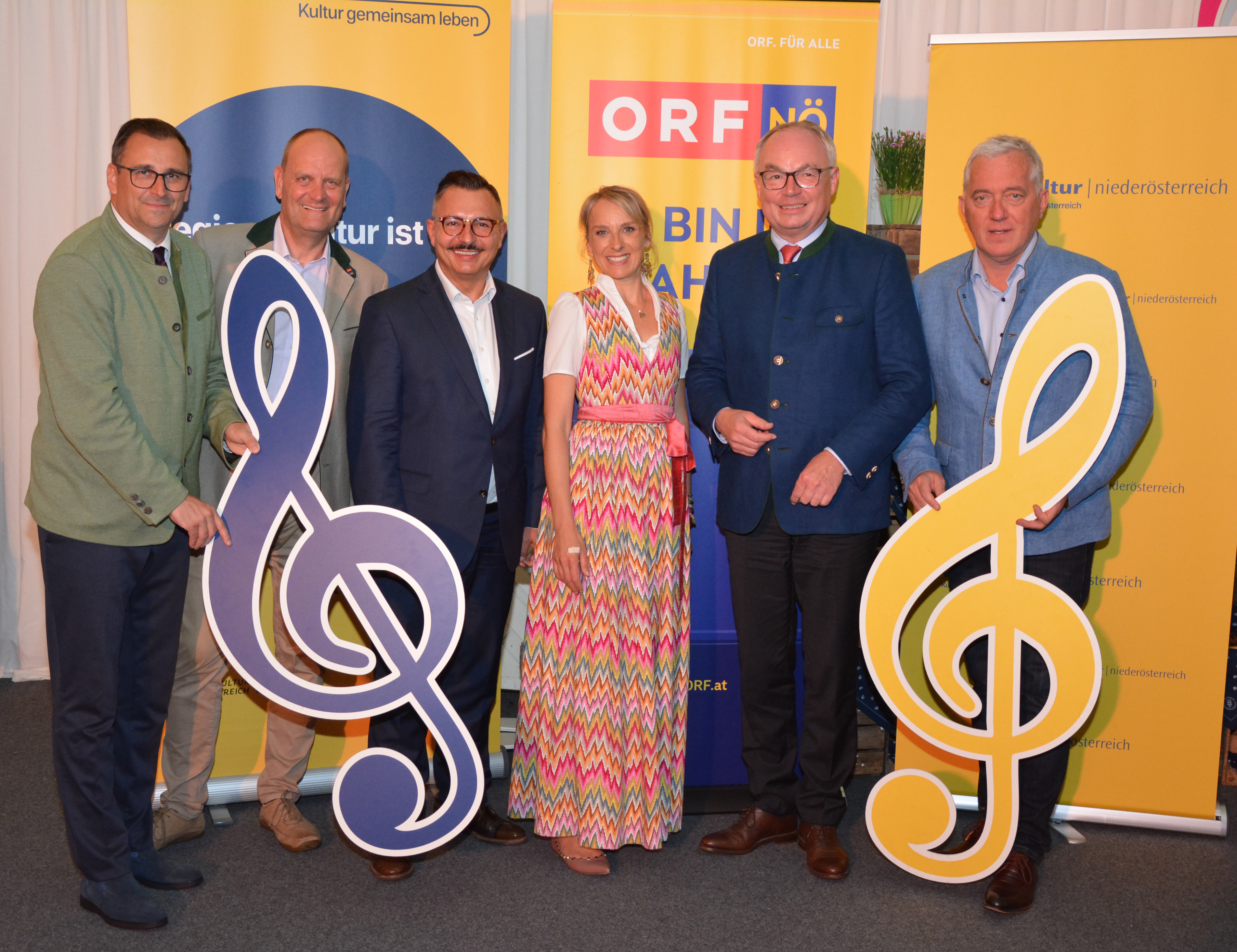 Wieder ein großer Erfolg: die 14. Lange Nacht der Volksmusik. V.l.n.r. Harald Froschauer, Geschäftsführer der Volkskultur Niederösterreich, Michael Battisti, Marketing-Chef des ORF NÖ, Karl Trahbüchler, Radioprogramm-Chef, Moderatorin Ursula Pucher, Landeshauptfrau-Stellvertreter Stephan Pernkopf und Kultur.Region.Niederösterreich-Holdinggeschäftsführer Martin Lammerhuber.