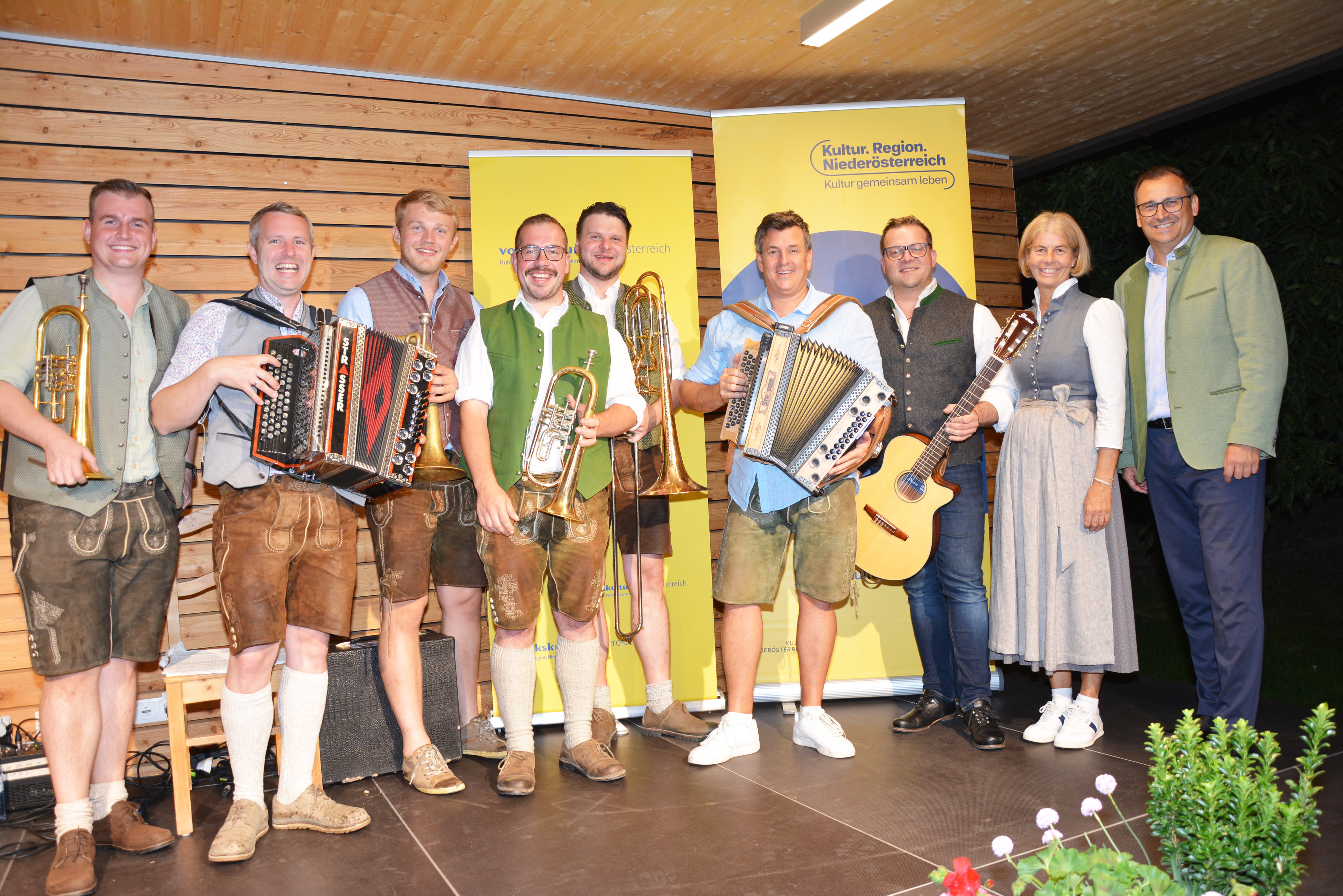 Das Ensemble Hausverstond, Marc Pircher, Manfred Wagner, Standortleiterin Doris Buchmann und Volkskultur Niederösterreich-Geschäftsführer Harald Froschauer beim ausverkauften Volksmusikabend im Kulturpavillon Brandlhof in Radlbrunn.