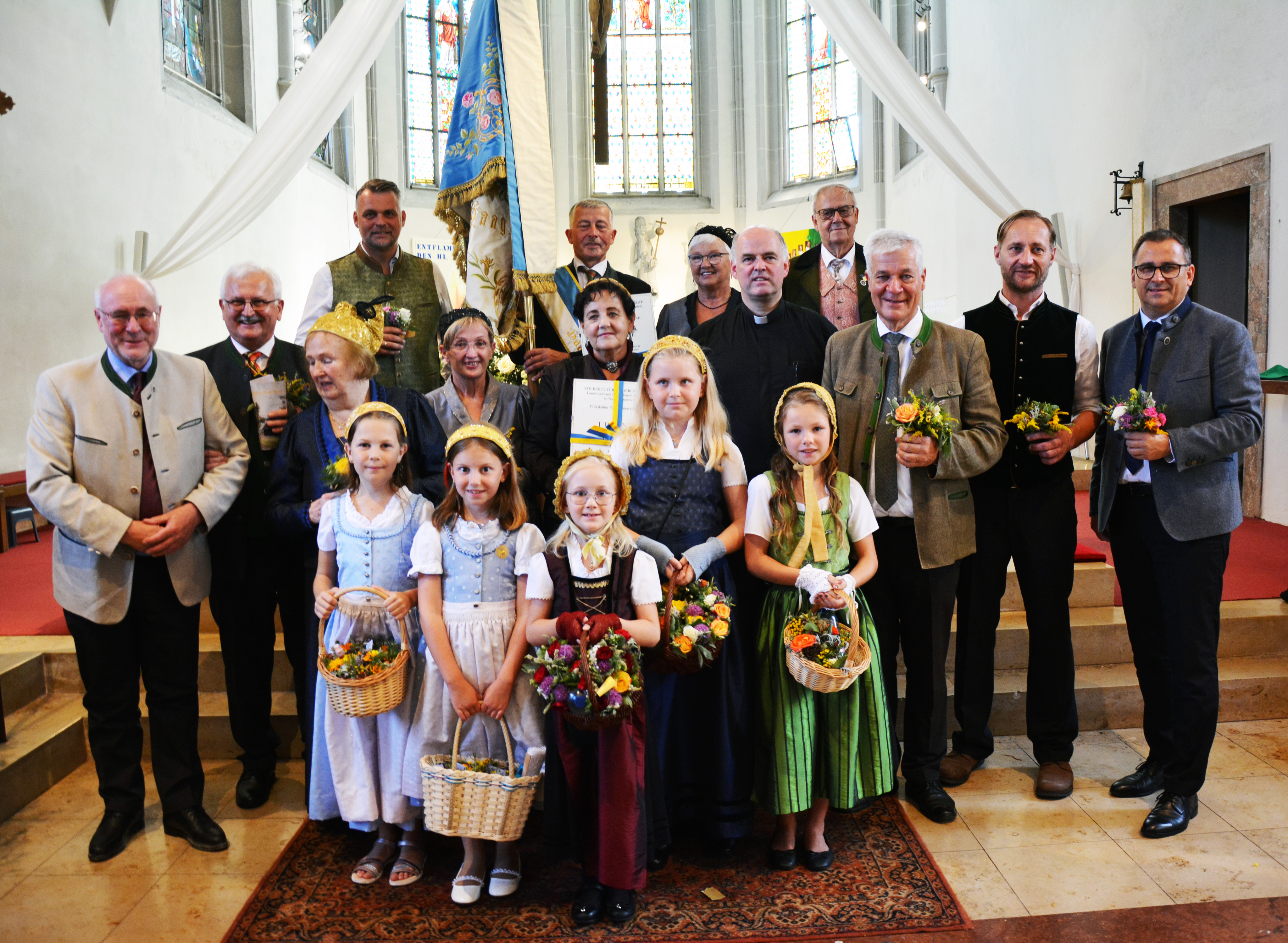 Die Ehrenringträger Edgar Niemeczek und Grete Hammel mit Bürgermeister von Haag Lukas Michlmayr, Goldhaubenobfrau Daniela Heinzl, Goldhaubenobfrau von Haag Maria Sturm, Pfarrer Helmut Prader, Edgar Wolf, Landtagsabgeordneter Anton Kasser, Vizebürgermeister Reinhard Prock und Volkskultur Niederösterreich-Geschäftsführer Harald Froschaeur