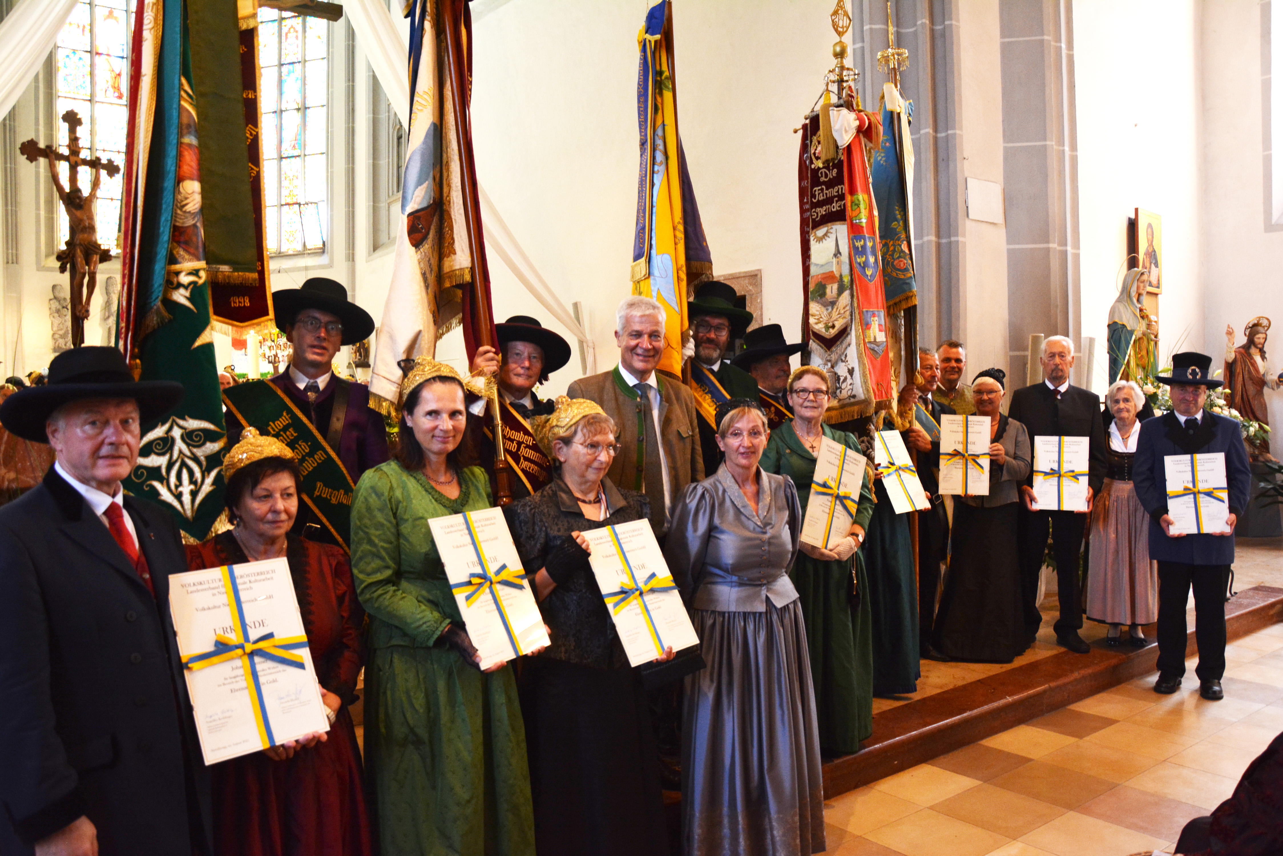 Maria Sturm und acht Fahnenträger von verschiedenen Mostviertler Goldhaubengruppen wurden mit dem Ehrenezichen des Landesverbands für regionale Kulturarbeit - Volkskultur Niederösterreich - in Gold ausgezeichnet.