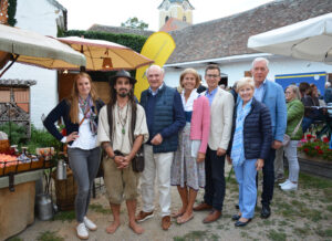 Abendlicher Handwerksmarkt im Brandlhof: Stefanie Peter, Volkskultur Niederösterreich, Glaskünstler Sandor Buz, Landeshauptmann a.D. Erwin Pröll, Standortleiterin Brandlhof Doris Buchmann, Bürgermeister von Ziersdorf Stefan Schröter, Marianne Lembacher, LAbg. a.D. und Holdinggeschäftsführer Kultur.Region.Niederösterreich Martin Lammerhuber.