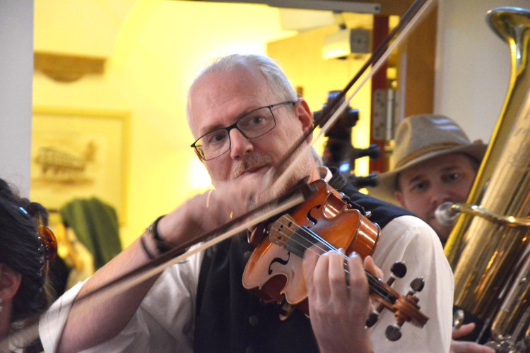 Bradln und Aufspielen