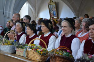 Goldhaubenfrauen mit Kräuterbüscherlkörben