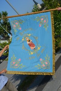 Vereinsfahne der Mostviertler Goldhauben mit einer Abbildung der heiligen Notburga. Foto: Volkskultur Niederösterreich