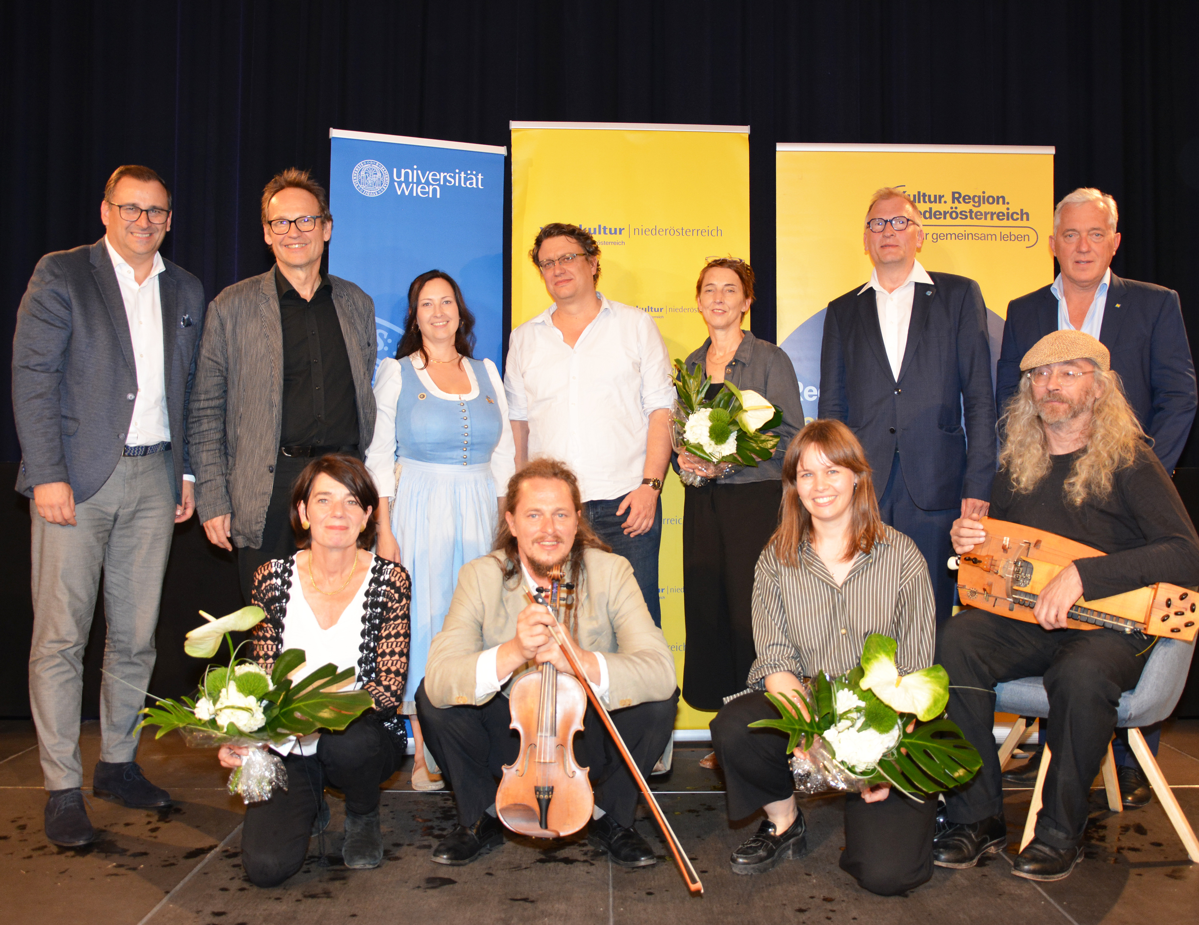 Die Volkskultur Niederösterreich lud zum hochkarätig besetzten Symposium „Volkskultur neu denken“ ins Haus der Regionen nach Krems-Stein. V.l.n.r.: Harald Froschauer, Geschäftsführer der Volkskultur Niederösterreich, Klaus Schönberger, Institut für Kulturanalyse an der Alpen-Adria-Universität Klagenfurt/Celovec, Angelika Keiblinger, Obfrau des Landesverbands Volkskultur Niederösterreich, Jens Wietschorke, Ludwig-Maximillians-Universität München, Birgit Johler, Volkskundemuseum Joanneum Graz, Michael Greger, Salzburger Landesinstitut für Volkskunde, Holdinggeschäftsführer Martin Lammerhuber, Kultur.Region.Niederösterreich; vorne: Brigitta Schmidt-Lauber, Institut für Europäische Ethnologie Universität Wien, Musikant Hermann Haertel, Moderatorin Helen Ahner und Simon Wascher mit seiner Drehleier.