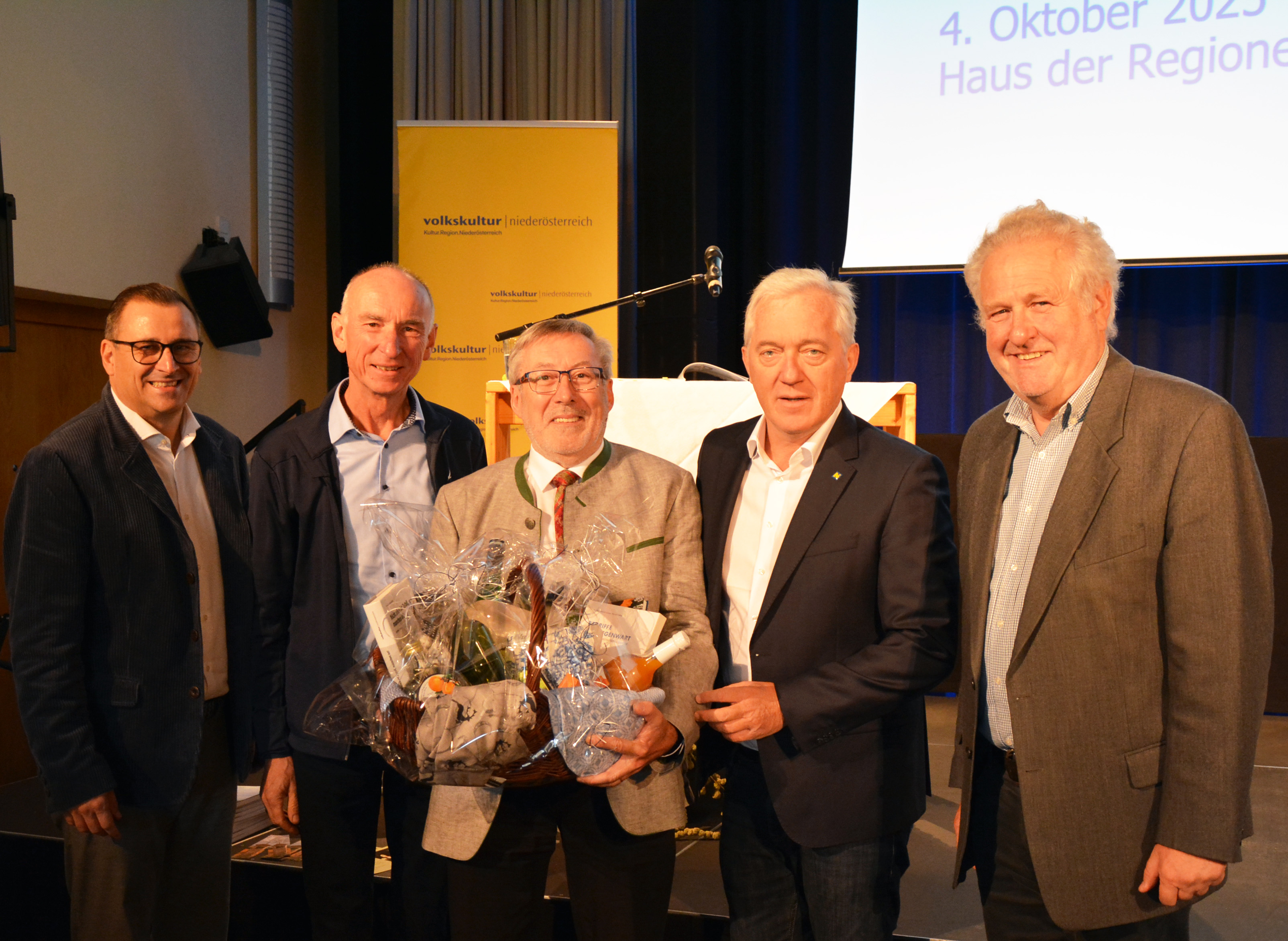 Harald Froschauer, Geschäftsführer der Volkskultur Niederösterreich, Buchautor und Vortragender Johannes Rieder, Fachbereichsleiter Josef Neuhold, Holdinggeschäftsführer der Kultur.Region.Niederösterreich, Martin Lammerhuber und Lehrgangsleiter Erich Broidl.
