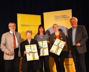 Josef Neuhold mit den Absolventen des Lehrgangs Kleindenkmale kompakt Margarete Püler, Christine Ateek und Doris Zizala und Lehrgangsleiter Erich Broidl.