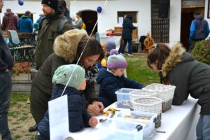 Die Kinder waren mit Feuereifer dabei und lernten im Brandlhof vieles über das Handwerk.