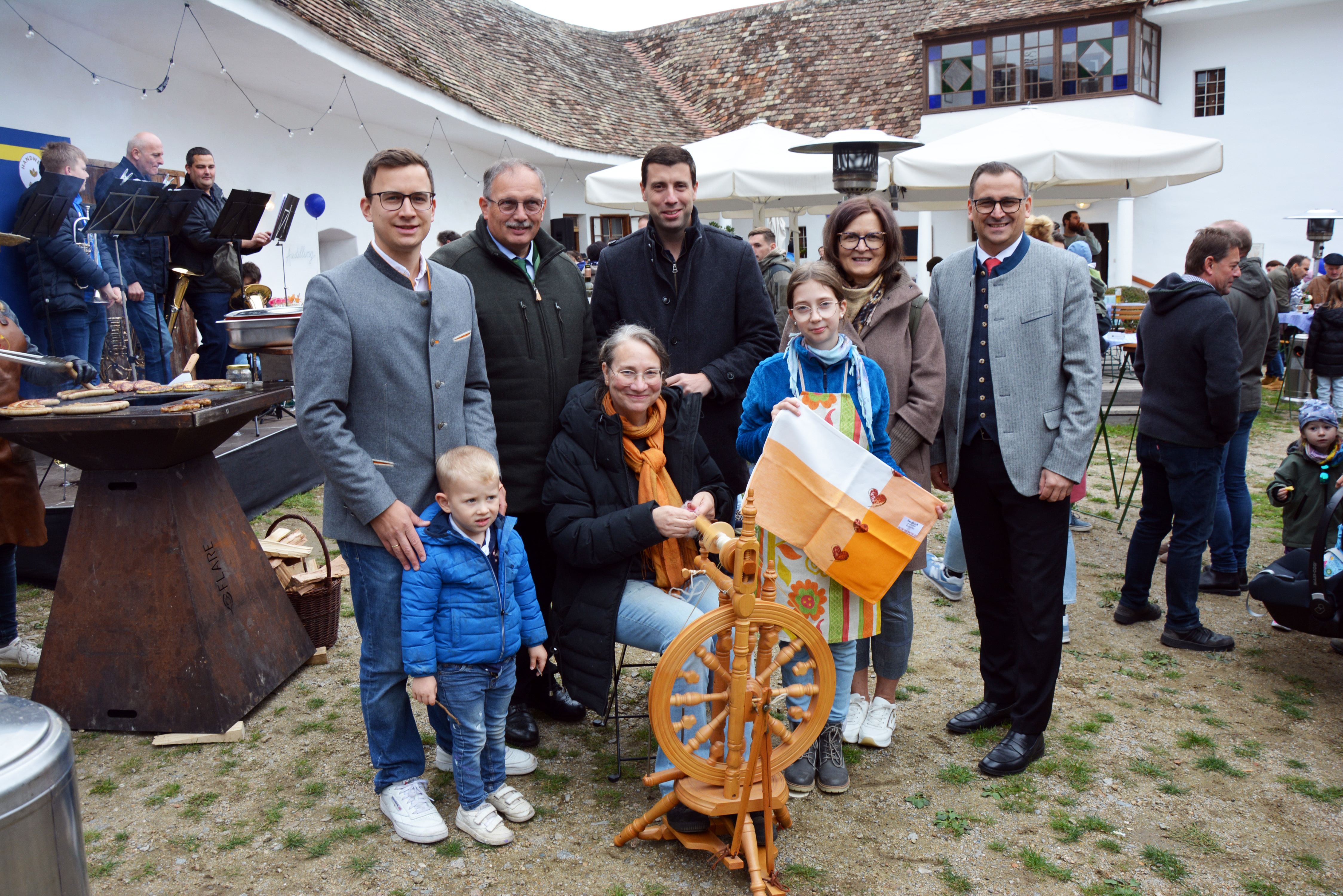 Bürgermeister von Ziersdorf Stefan Schröter mit Sohn David, Landtagsabgeordneter Richard Hogl, Bürgermeister von Sitzendorf an der Schmida Florian Hinteregger, Bürgermeisterin von Heldenberg Irmtraud Traxler und Geschäftsführer der Volkskultur Niederösterreich Harald Froschauer mit Christine Söllner am Spinnrad sowie Sophie Grasberger mit ihren bezaubernden Stoffdrucken.