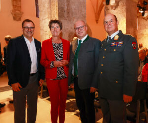 Harald Froschauer, Geschäftsführer der Volkskultur Niederösterreich, Nationalratsabgeordnete Martina Diesner-Wais, Bezirkshauptmann von Krems Günter Stöger und Militärkommandant Georg Härtinger beim Jubiläumskonzert 20 Jahre Chorszene Niederösterreich im Klangraum Krems Minoritenkirche.