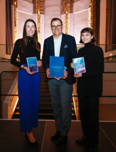 Sara Glanzer, Harald Froschauer und Miriam Laznia präsentieren beim Jubiläumskonzert das neue Chorbuch.
