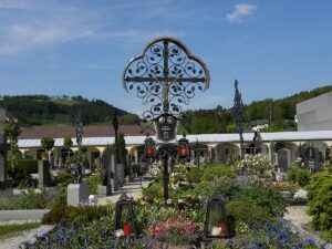 Schmiedeeiserne Grabkreuze prägen das Erscheinungsbild des Friedhofs in Waidhofen an der Ybbs (Foto: Haeferl).