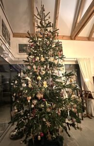 Der große Christbaum in Etsdorf mit verschiedenen Schmuckelementen: