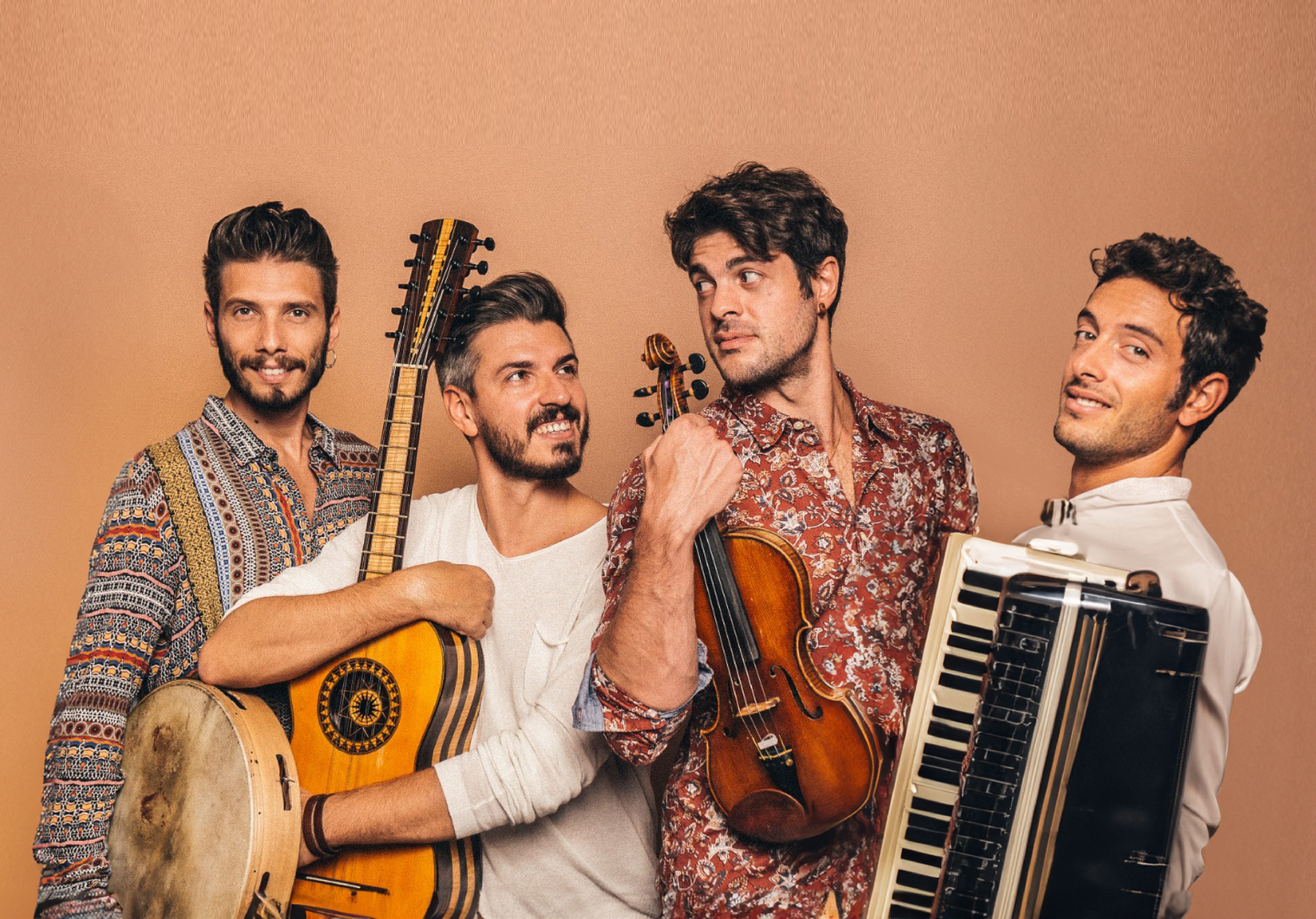 Vier junge Musiker mit Instrumenten - Domo Emigrantes