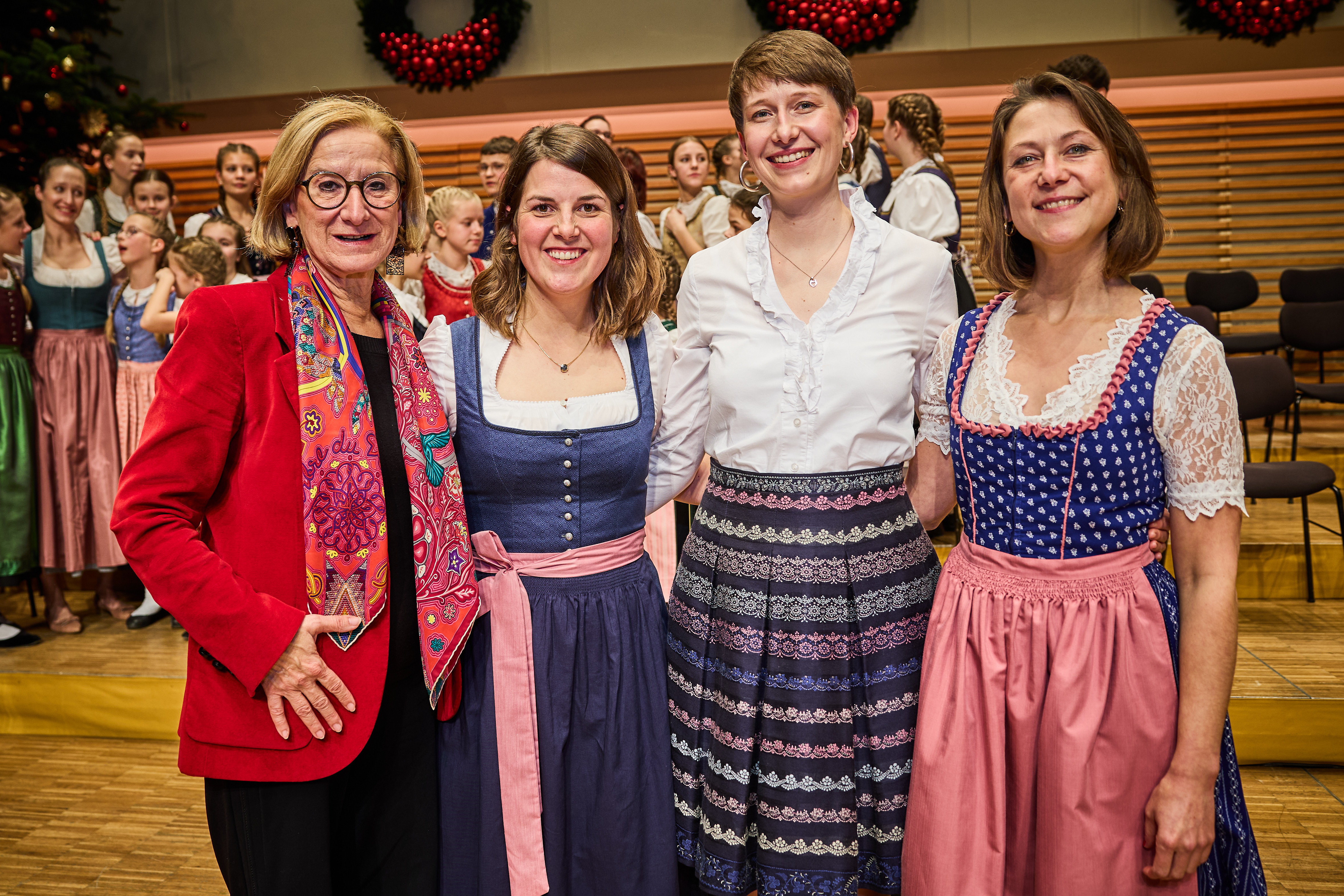 Landeshauptfrau Johanna Mikl-Leitner mit dem Vokalensemble freiklang.