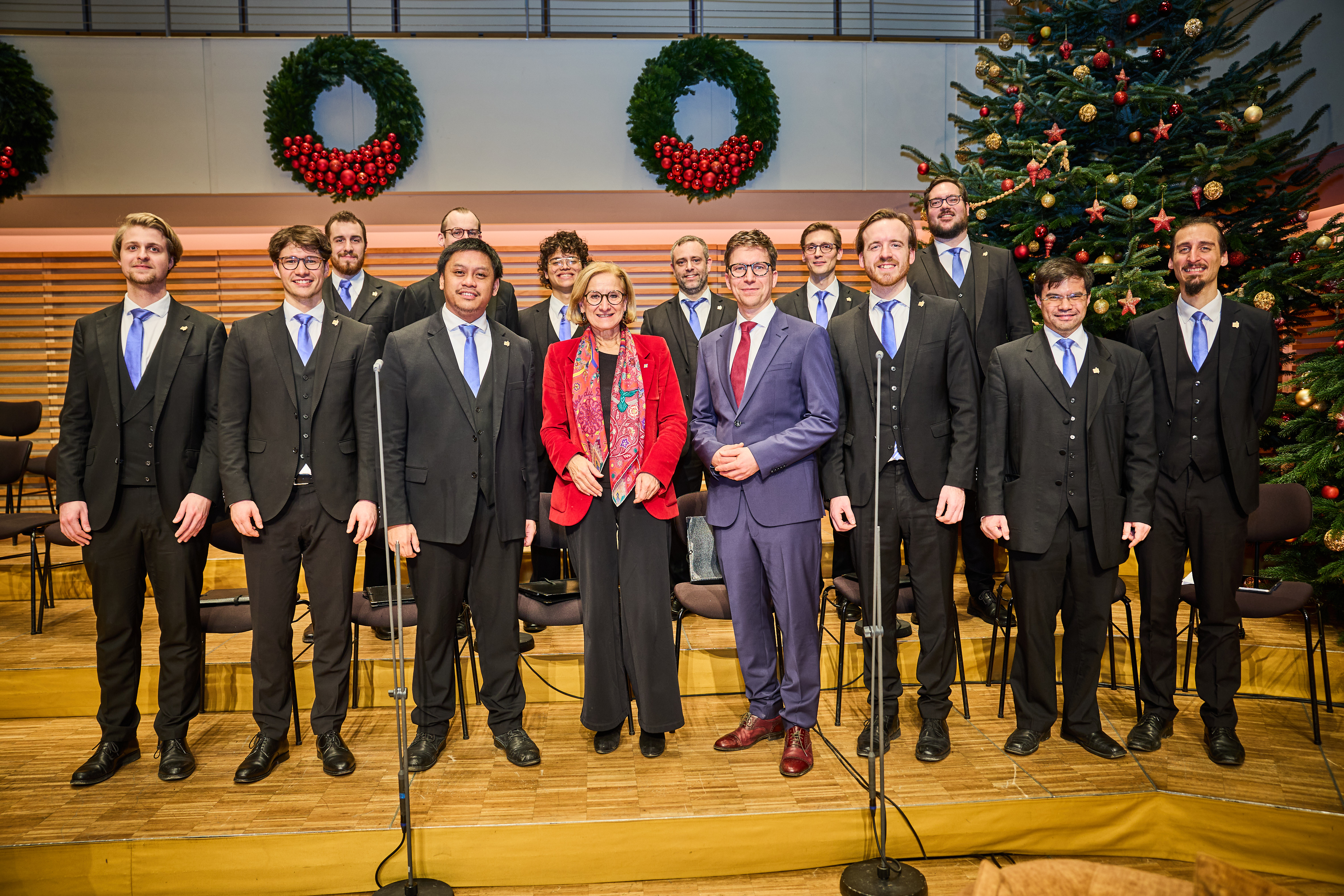 Landeshauptfrau Johanna Mikl-Leitner mit dem Chorus Viennensis und den Schick Sisters.