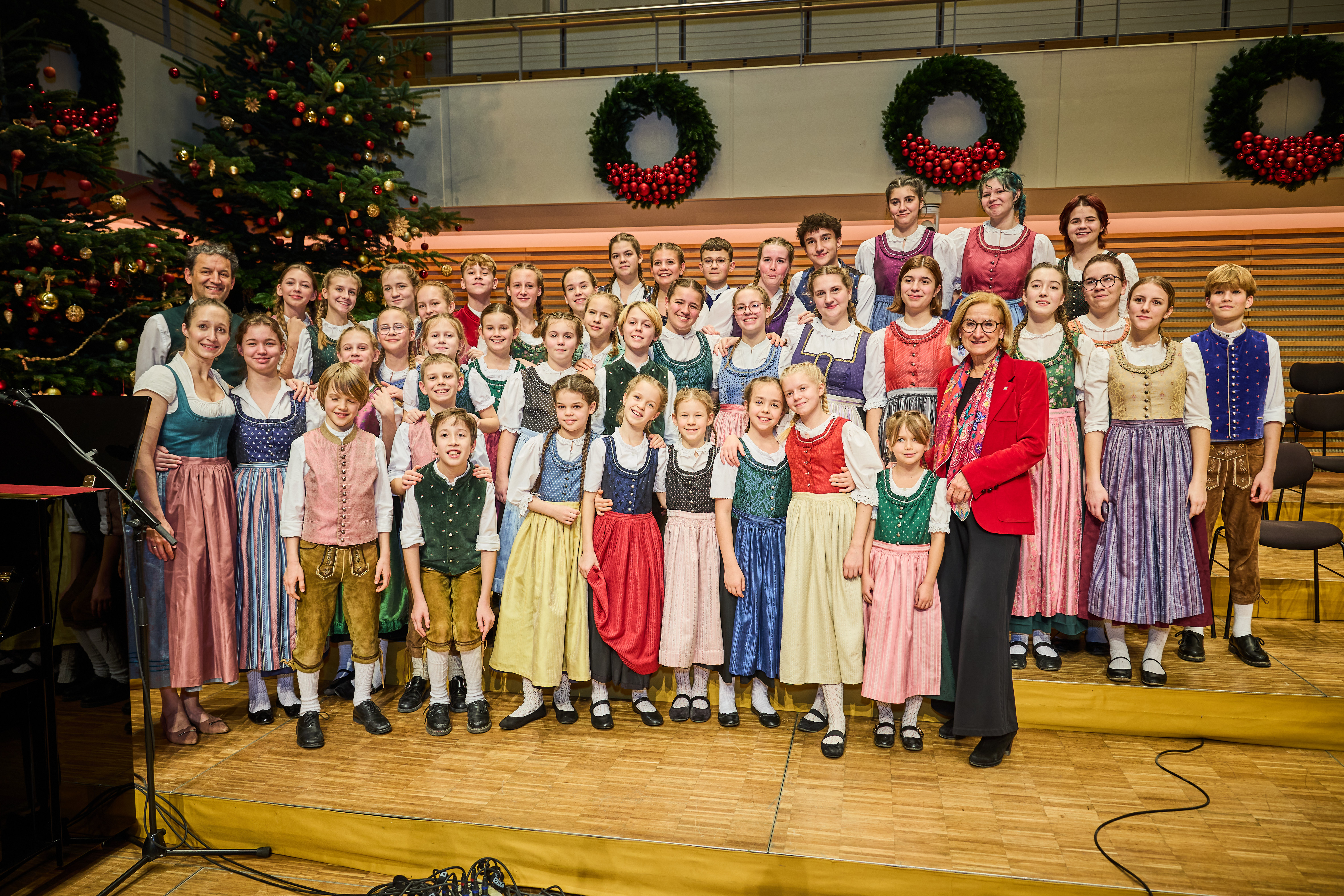 Landeshauptfrau Johanna Mikl-Leitner mit den Gumpoldskirchner Spatzen unter der Leitung von Katja Kalmar.
