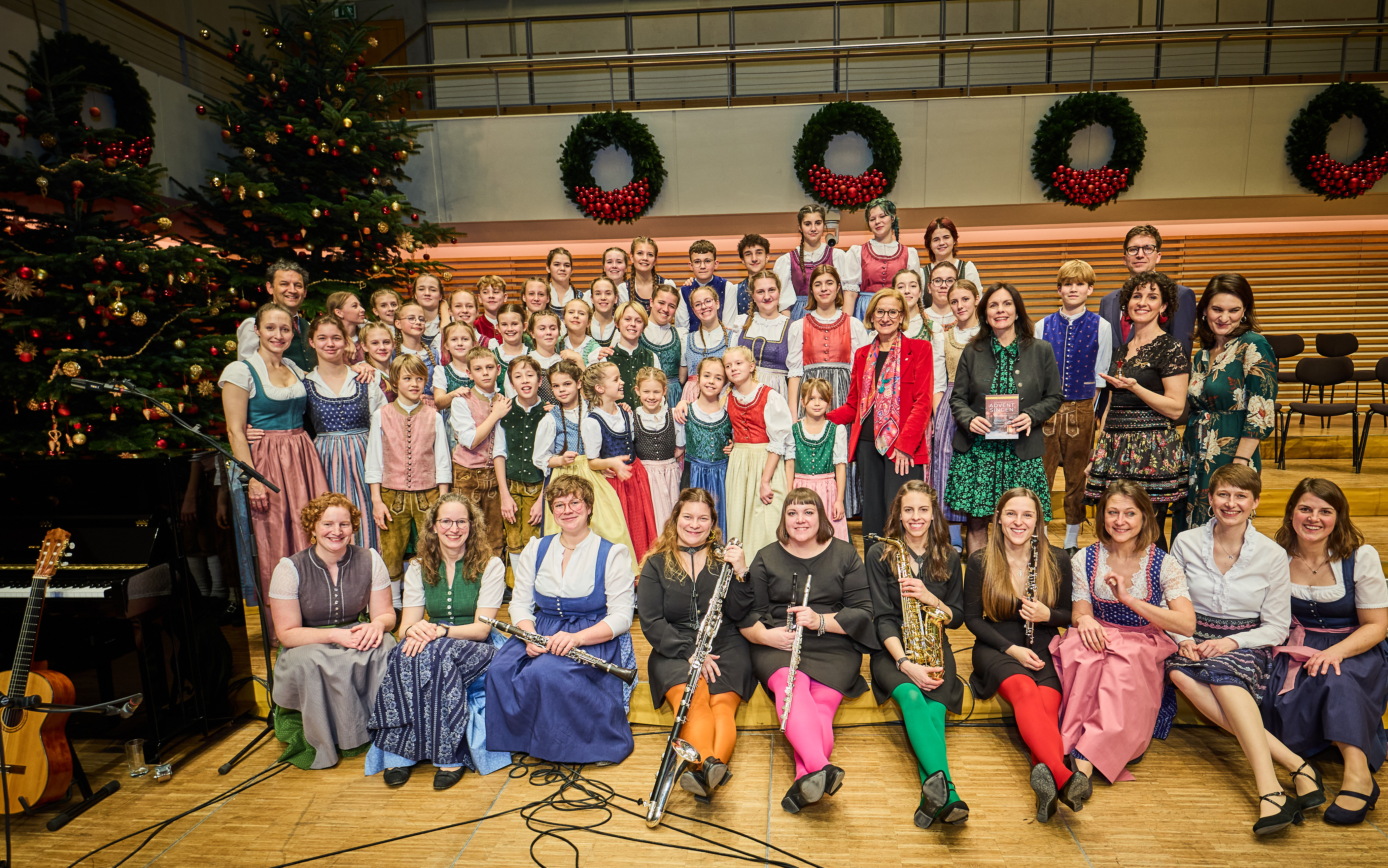 Landeshauptfrau Johanna Mikl-Leitner freute sich mit den Gumpoldskirchner Spatzen, den Schick Sisters, dem Chorleiter des Chorus Viennensis Michael Schneider, dem Dreimäderlhaus, Strange 4 und dem Ensemble freiklang über das gelungene Konzert.