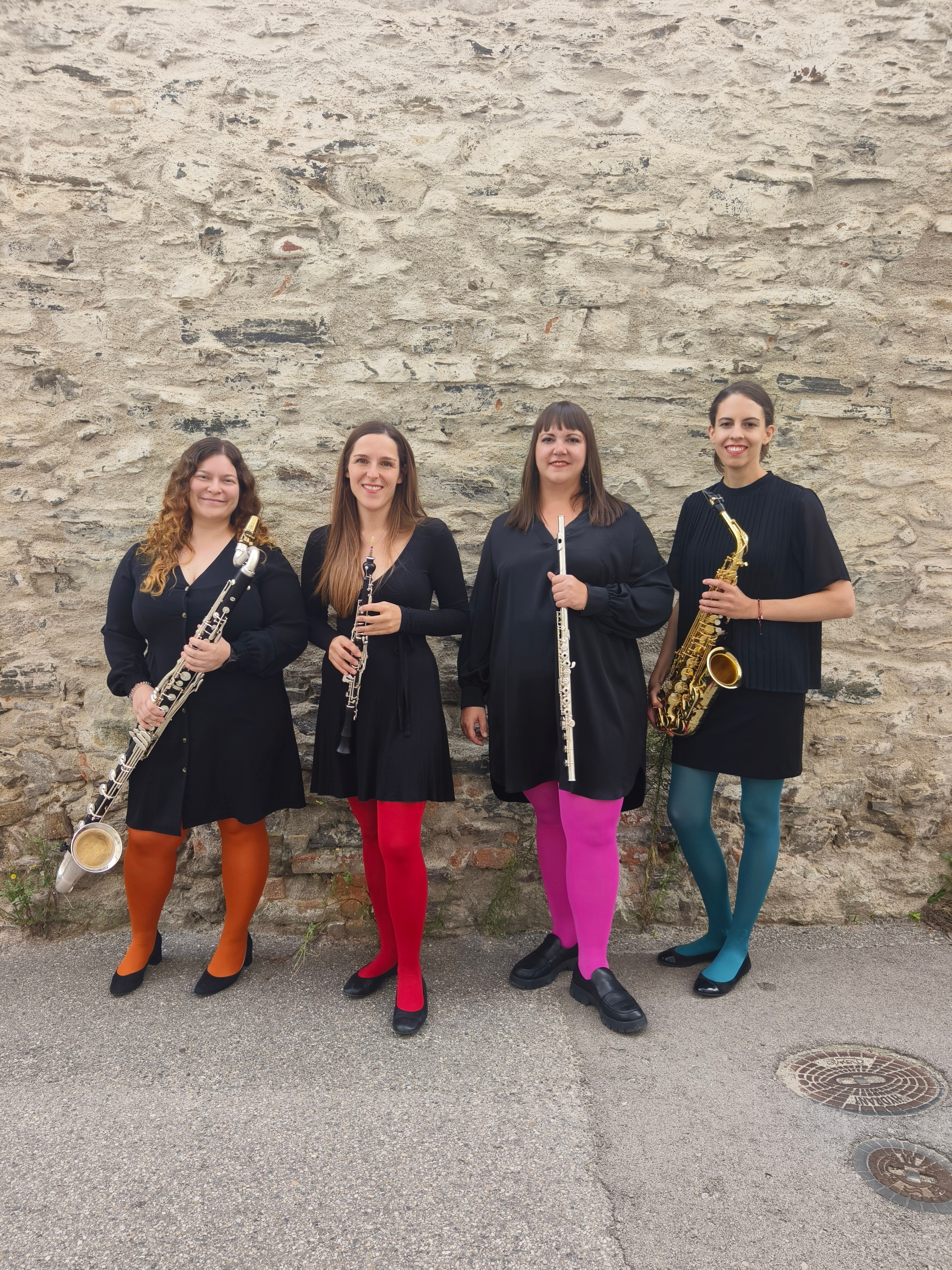 Vier junge Frauen mit Instrumenten, das Ensemble Strange 4