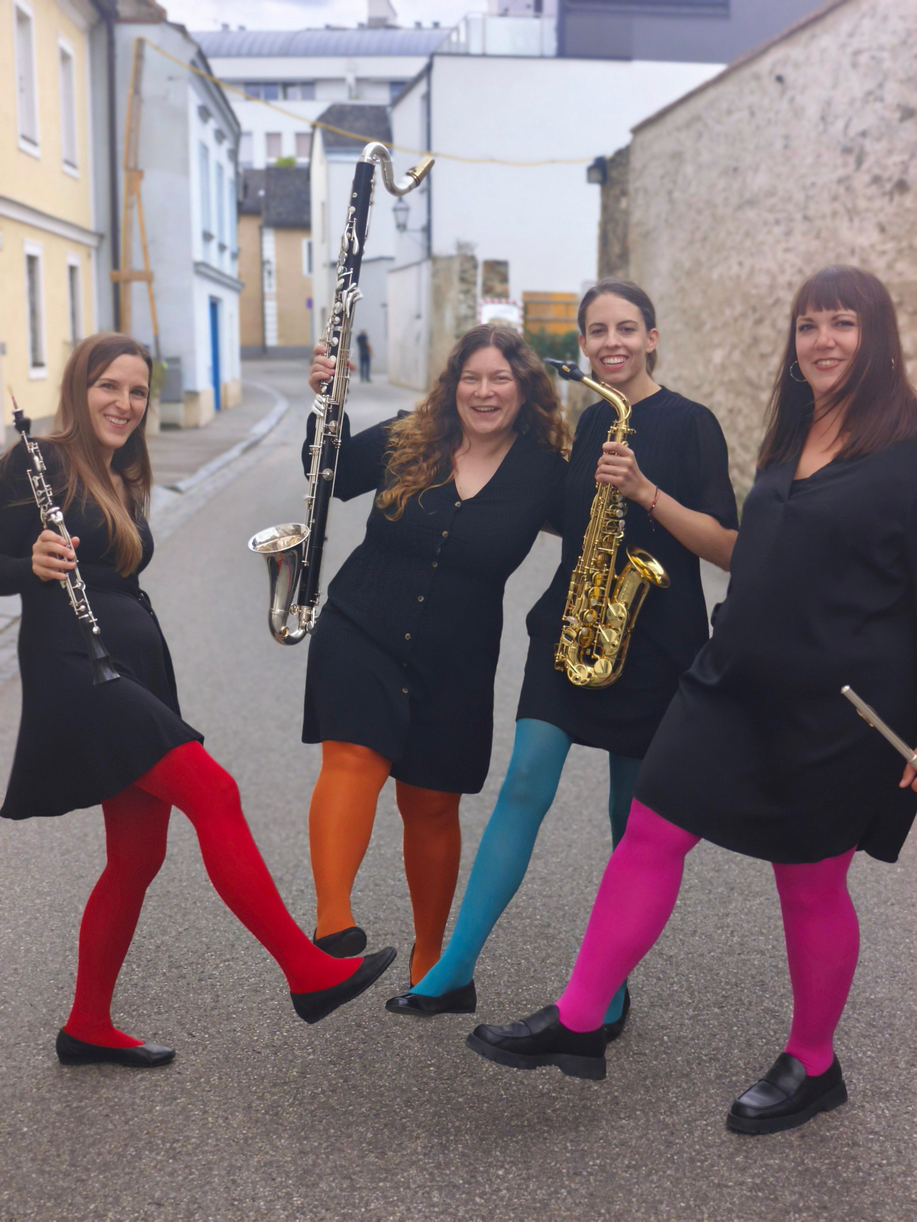 Vier junge Frauen mit Instrumenten, das Ensemble Strange 4
