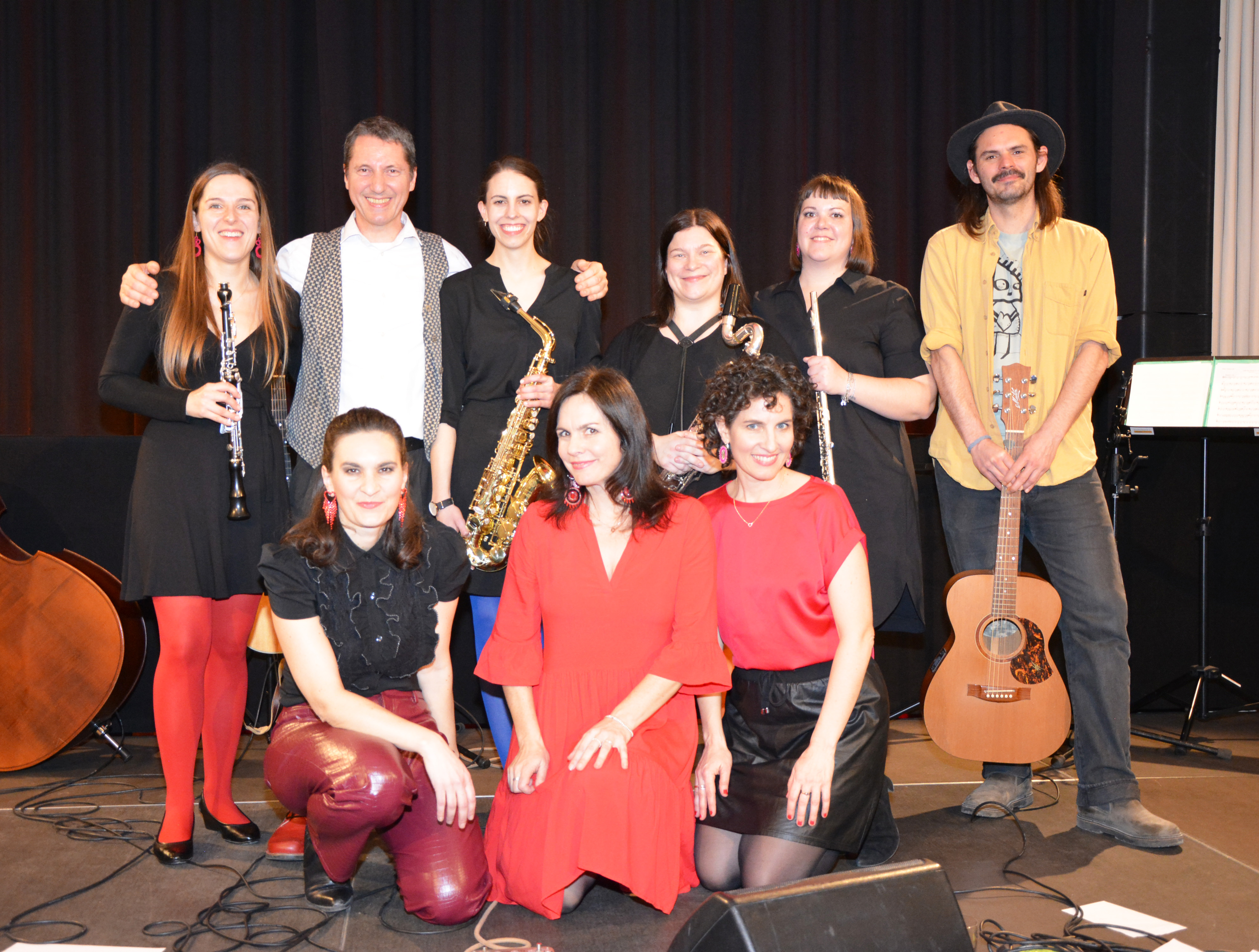 Die Schick Sisters (1. Reihe) mit ihren Gästen, die Musikerinnen von Strange 4, Eddie Luis von folksmilch und Thomas Gravogl.