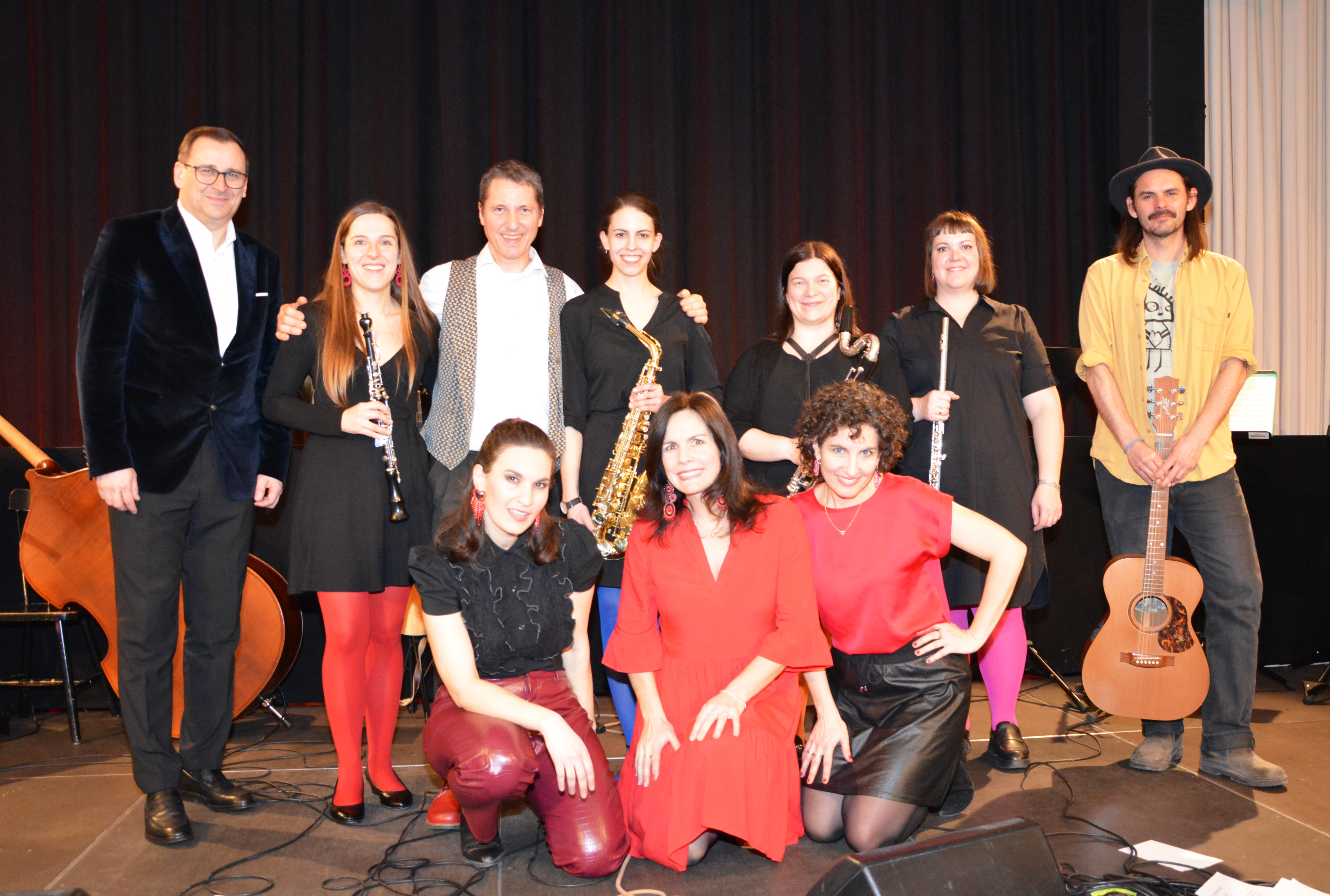 Harald Froschauer, Geschäftsführer der Volkskultur, die Schick Sisters (1. Reihe) mit ihren Gästen, die Musikerinnen von Strange 4, Eddie Luis von folksmilch und Thomas Gravogl.
