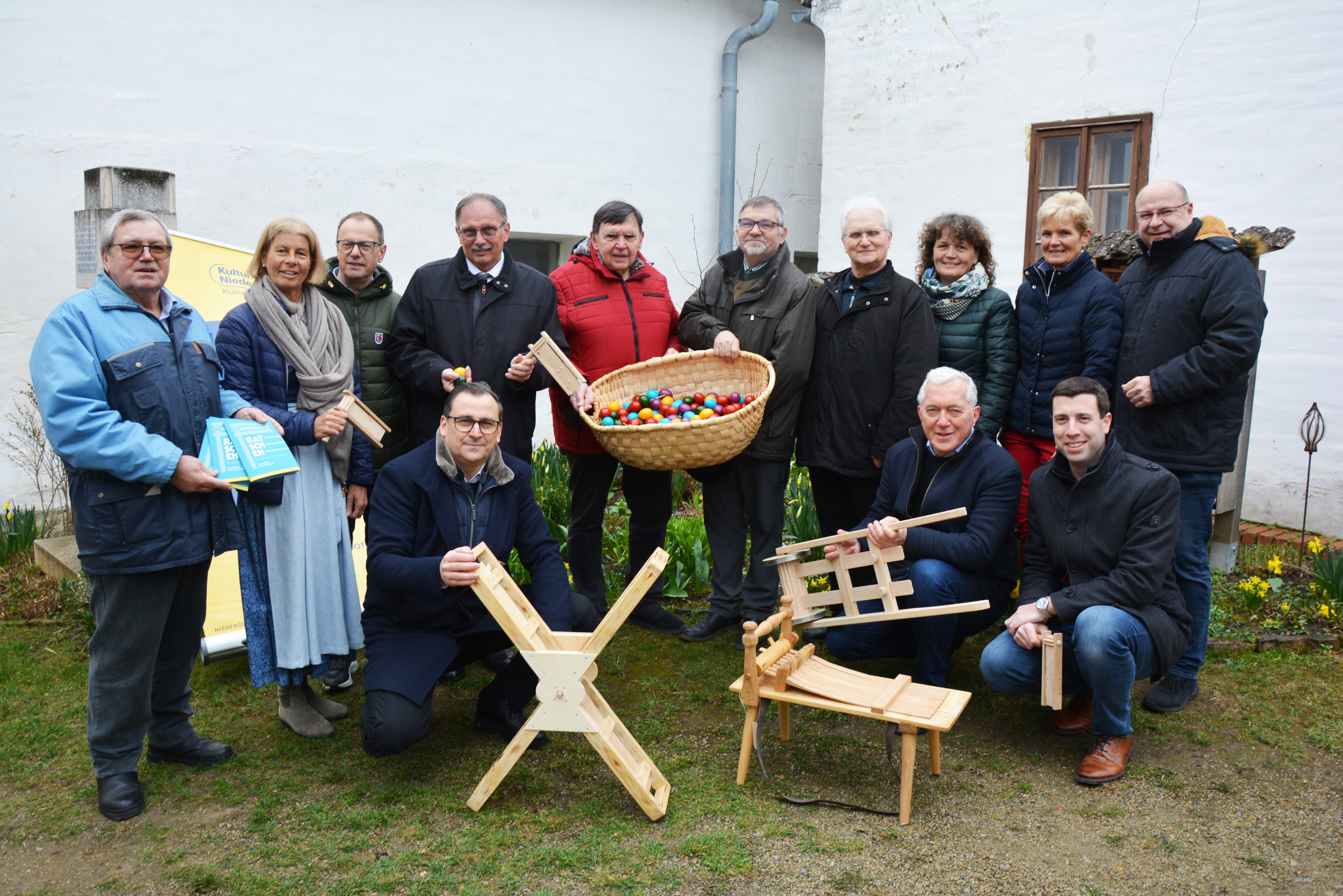 Ratschenbauer Ernst Ribisch, Standortleiterin Doris Buchmann, Naturfotograf und Preisträger Josef Stefan, Landtagsabgeordneter Richard Hogl, Regisseur Josef Newerkla, Alt-Bürgermeister von Ziersdorf Hermann Fischer, Pfarrer P. Edmund Tanzer, Vizebürgermeisterin von Ziersdorf Waltraud Kronawetter, Stadträtin von Hollabrunn Elisabeth Schüttengruber-Holly und Gastronom Karl Riepl. Erste Reihe: Harald Froschauer, Geschäftsführer der Volkskultur Niederösterreich, Martin Lammerhuber, Holdinggeschäftsführer der Kultur.Region.Niederösterreich und Obmann des Landschaftsparks Schmidatal Florian Hinteregger.