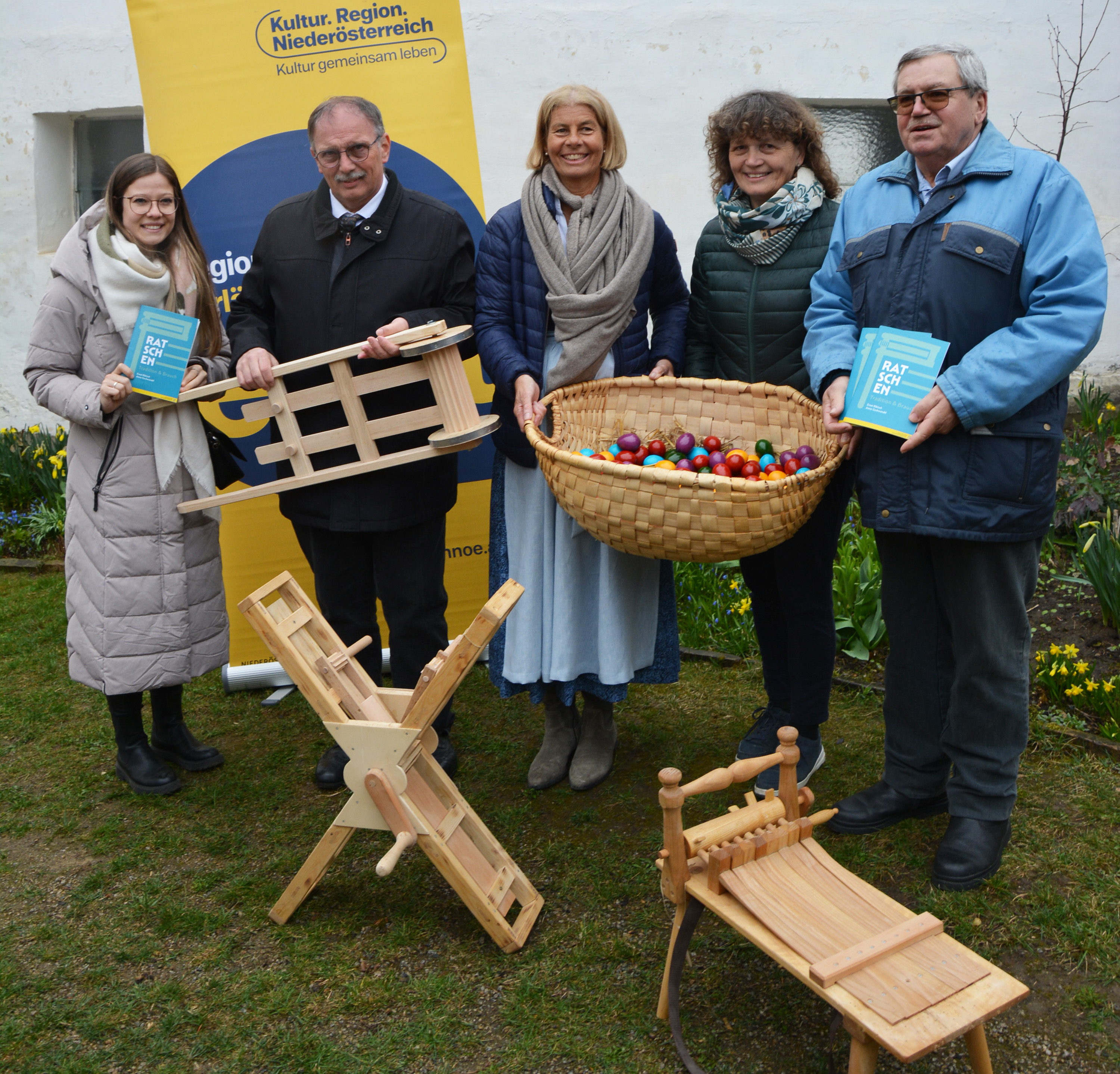 Beim Markt wurde die Broschüre „Ratschen. Tradition & Brauch“ präsentiert. V.l.n.r. Autorin Anna Gschwandtl, Landtagsabgeordneter Richard Hogl, Standortleiterin Doris Buchmann, Vizebürgermeisterin Waltraud Kronawetter und Autor und Ratschenbauer Ernst Ribisch.