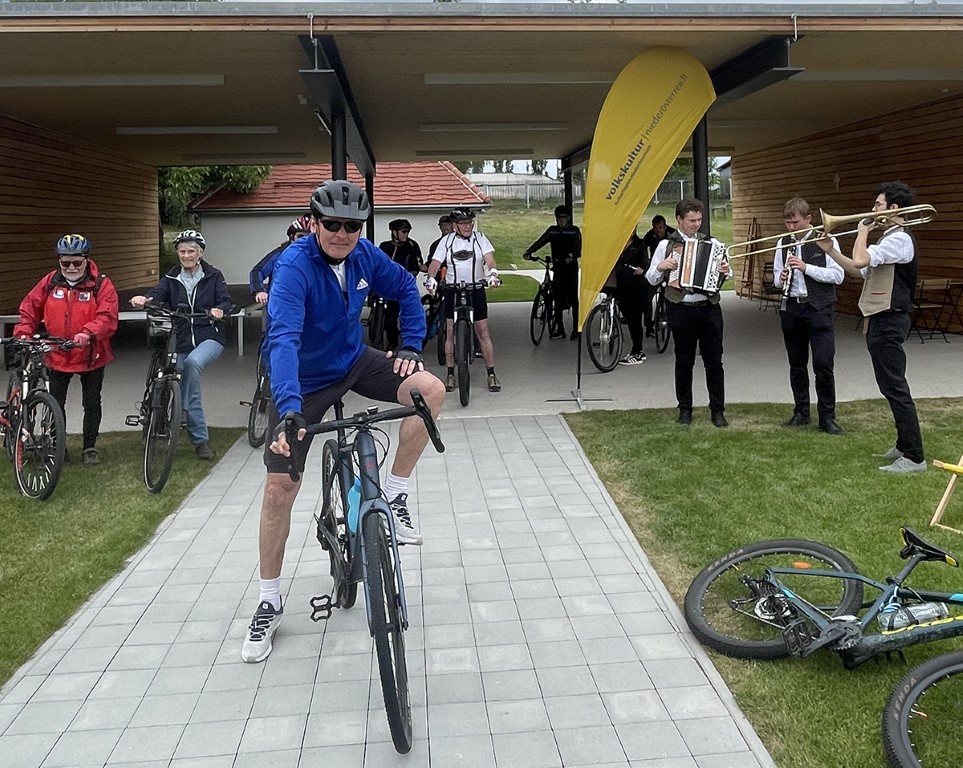 Radfahrer im Kulturpavillon