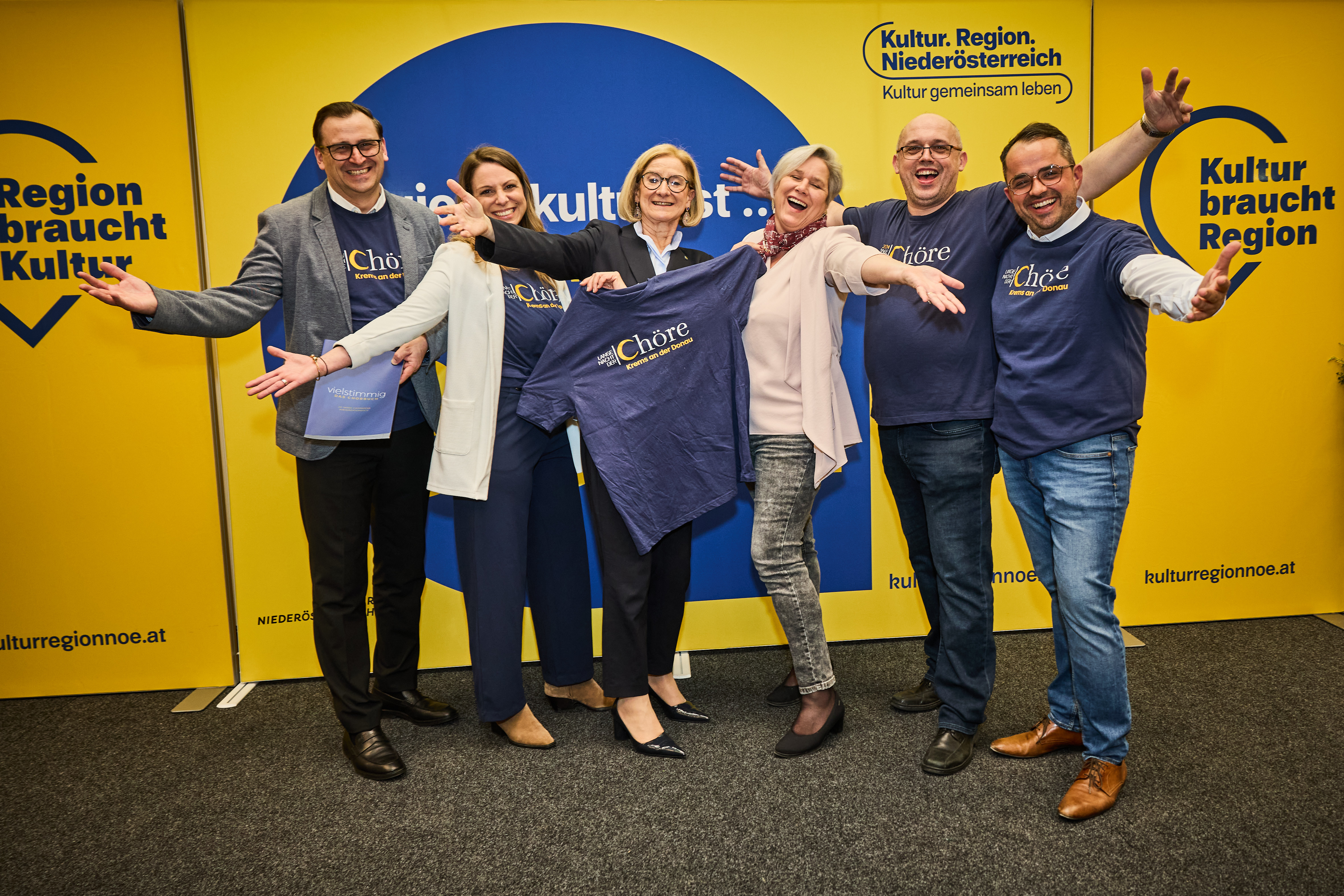 Harald Froschauer, Geschäftsführer der Volkskultur Niederösterreich, Sandra Polt, Chorszene Niederösterreich, Landeshauptfrau Johanna Mikl-Leitner, Sabine Baumgartner und Gerhard Eidherr, Chorverband Niederösterreich, und Thomas Süß, Vokalakademie Niederösterreich.